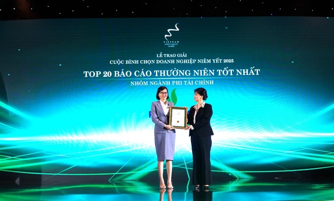 Bà Trần Thu Hằng - Chánh Văn phòng Tổng công ty - đại diện PV Drilling nhận giải Top 20 Báo cáo thường niên tốt nhất - nhóm ngành phi tài chính