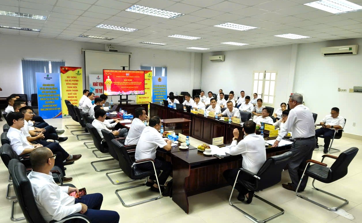Đồng chí Đỗ Chí Thanh – Ủy viên Ban Thường vụ Đảng ủy, Phó Tổng Giám đốc Tập đoàn dự và chỉ đạo Hội nghị kiểm điểm tập thể, cá nhân lãnh đạo quản lý tại Chi bộ PVPMB.