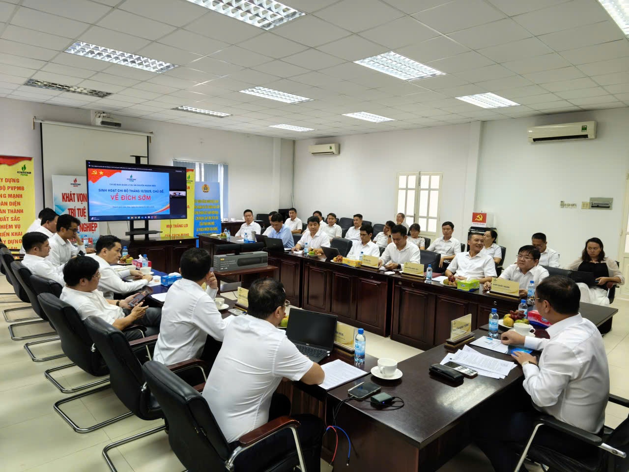 Hội nghị tiến hành kiểm điểm tập thể lãnh đạo Ban, Chi ủy PVPMB và 06 cá nhân trong tập thể lãnh đạo quản lý.