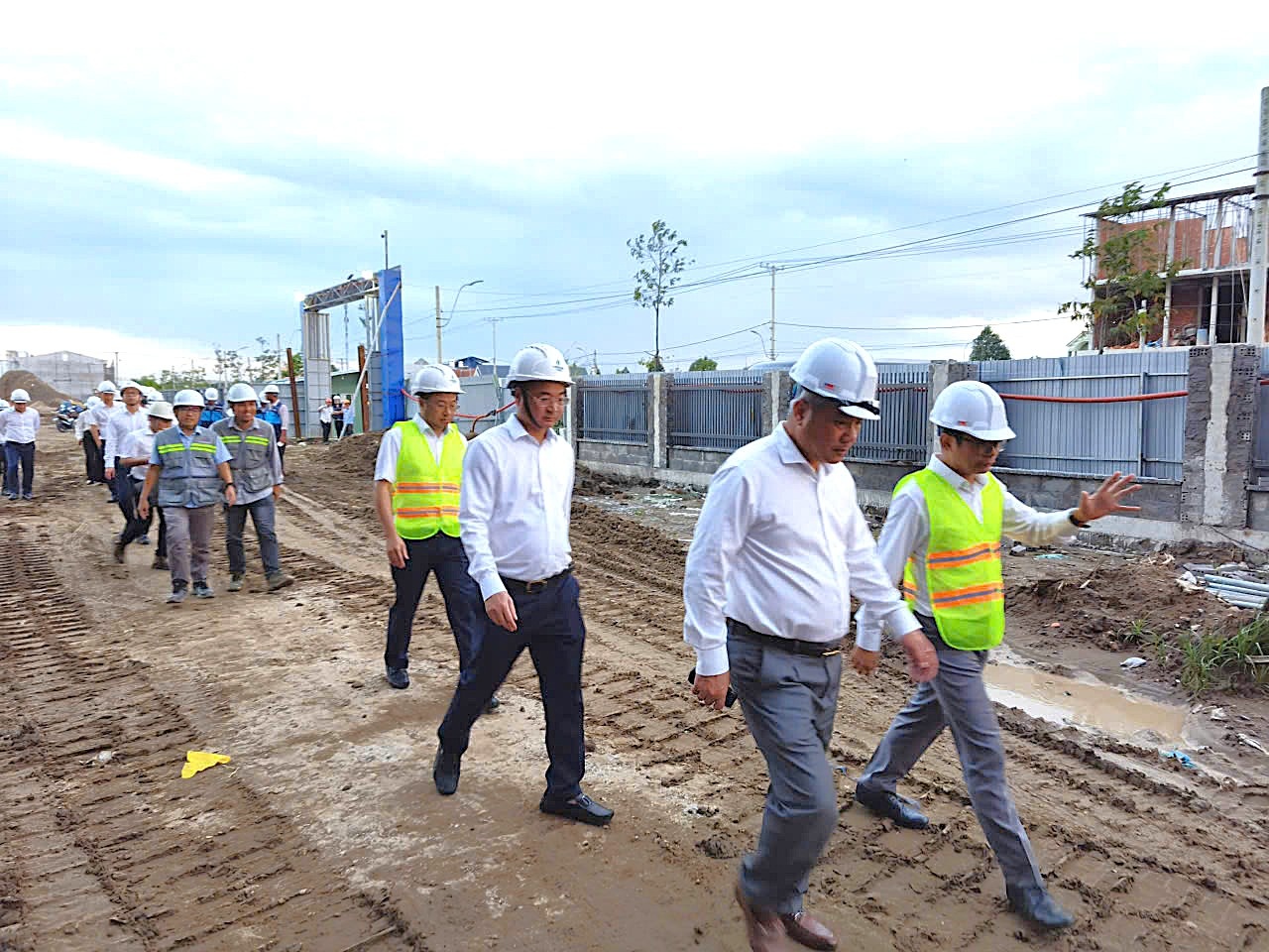 Đồng chí Đỗ Chí Thanh cùng đoàn công tác kiểm tra Dự án Khu nhà ở xã hội dành cho cán bộ vận hành Nhà máy Nhiệt điện Sông Hậu 1