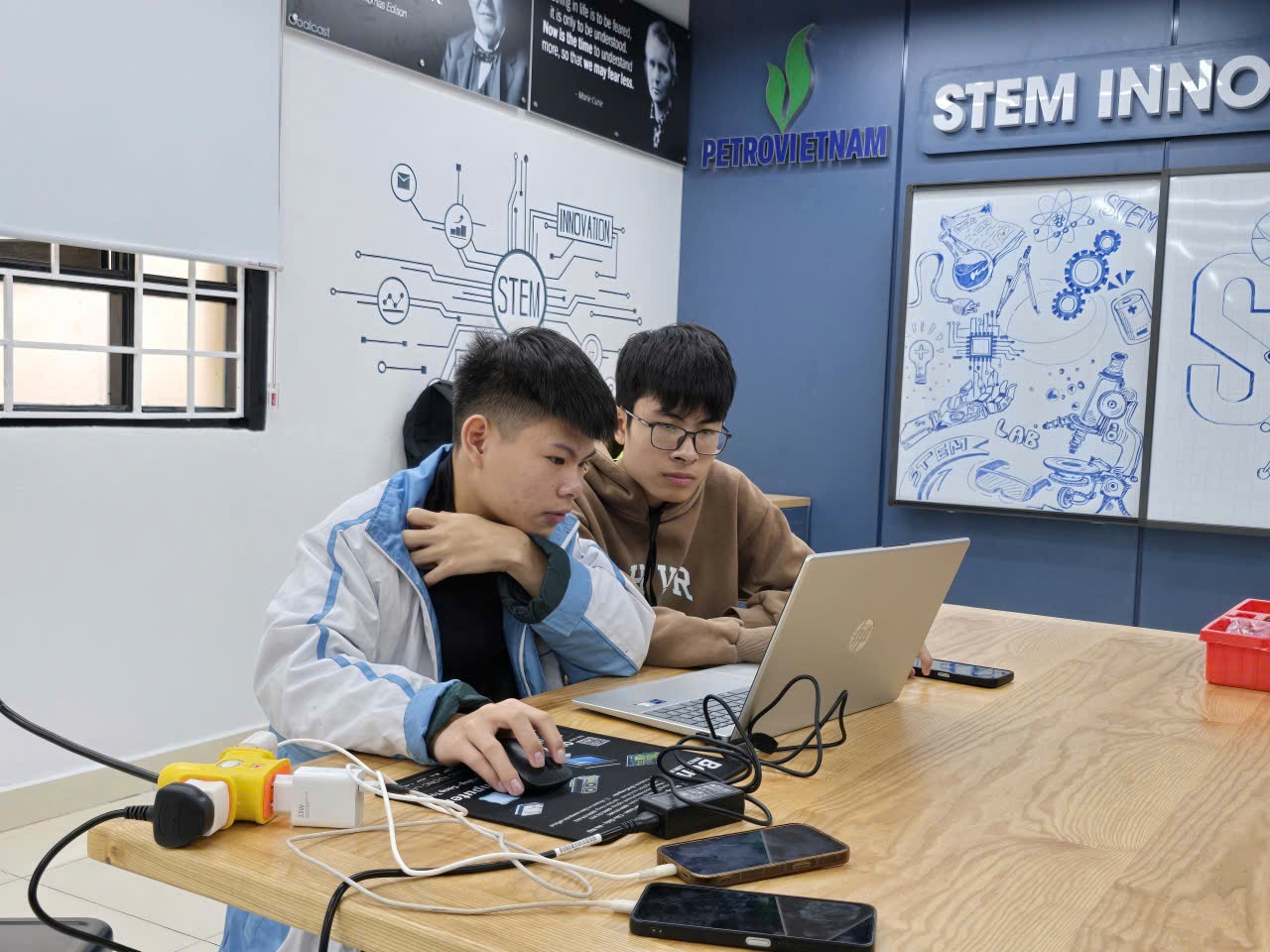 Các phòng thực hành giáo dục STEM do Petrovietnam đầu tư được kỳ vọng sẽ tạo ra sức sống mới trong phong trào đổi mới sáng tạo, nghiên cứu khoa học tại các ngôi trường trên cả nước.