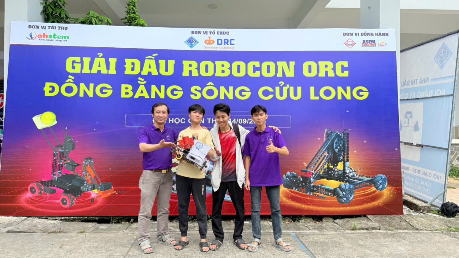 Thầy Trang Minh Thiên đồng hành cùng các em học sinh trong nhiều cuộc thi Robocon khu vực Đồng bằng sông Cửu Long.