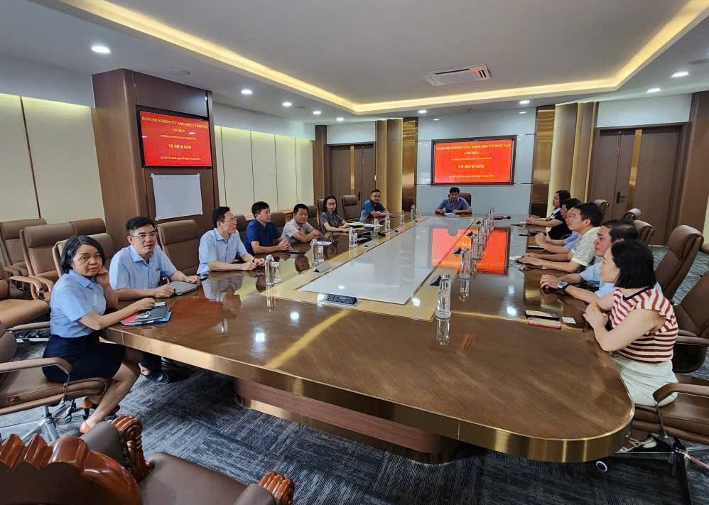 Chi bộ 9 phổ biến, quán triệt các văn bản của Đảng ủy Petrovietnam và Đảng ủy NCKH&ĐT ban hành trên hệ thống Sổ tay đảng viên điện tử