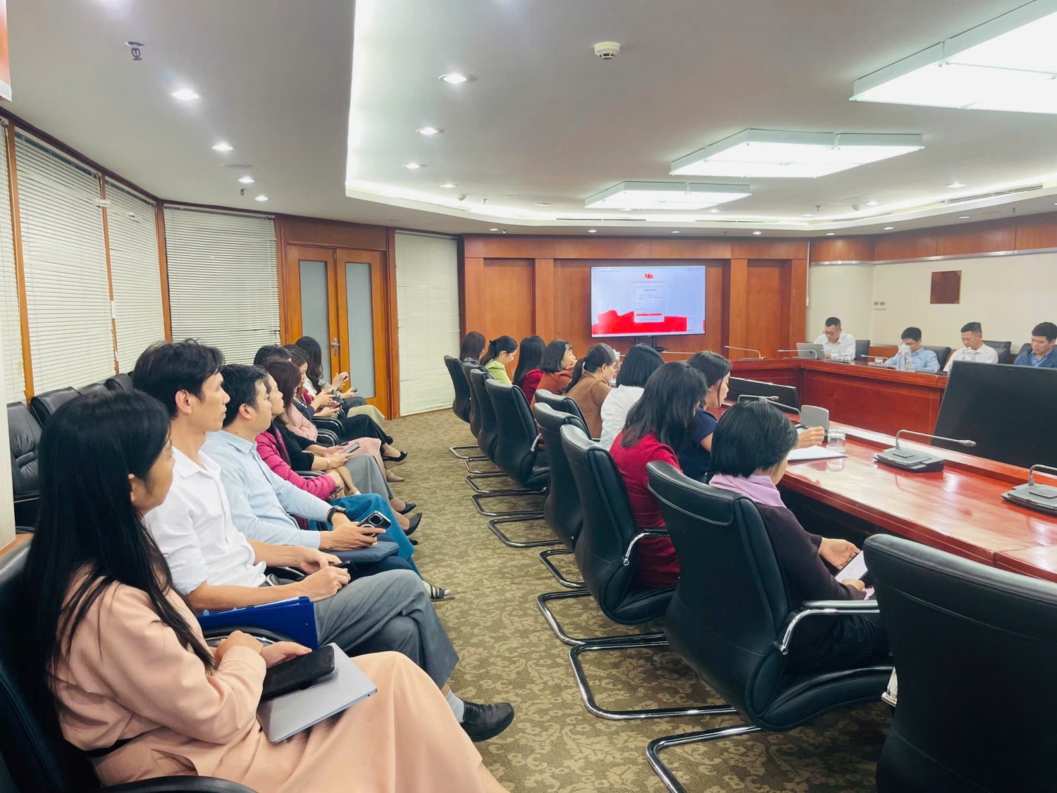 Chi bộ 1 hướng dẫn đảng viên đăng nhập và sử dụng ứng dụng Sổ tay đảng viên điện tử