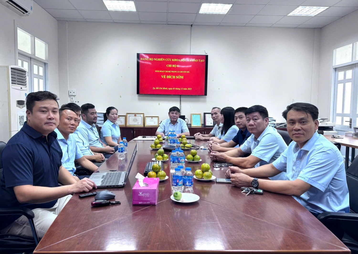 Chi bộ 8 phổ biến và quán triệt tinh thần Kết luận số 208-KL/TW ngày 11/11/2025 của Bộ Chính trị, Ban Bí thư về sắp xếp tổ chức đảng tại các tập đoàn, tổng công ty nhà nước
