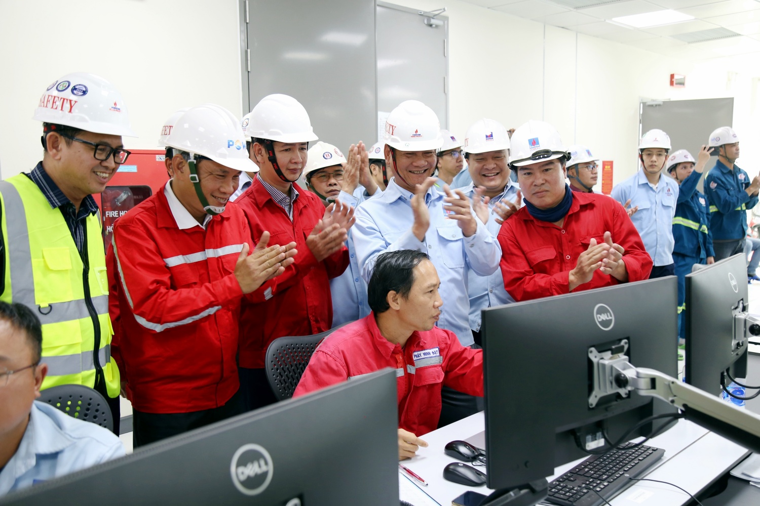 Khoảnh khắc NMĐ Nhơn Trạch 3 hòa lưới điện thành công