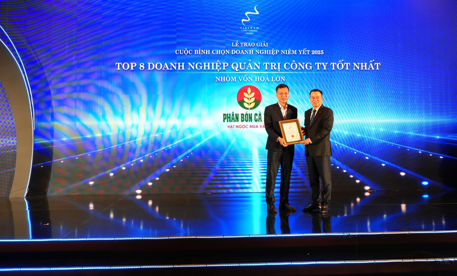 Đại diện PVCFC nhận vinh danh Top 8 Doanh nghiệp Quản trị công ty tốt nhất