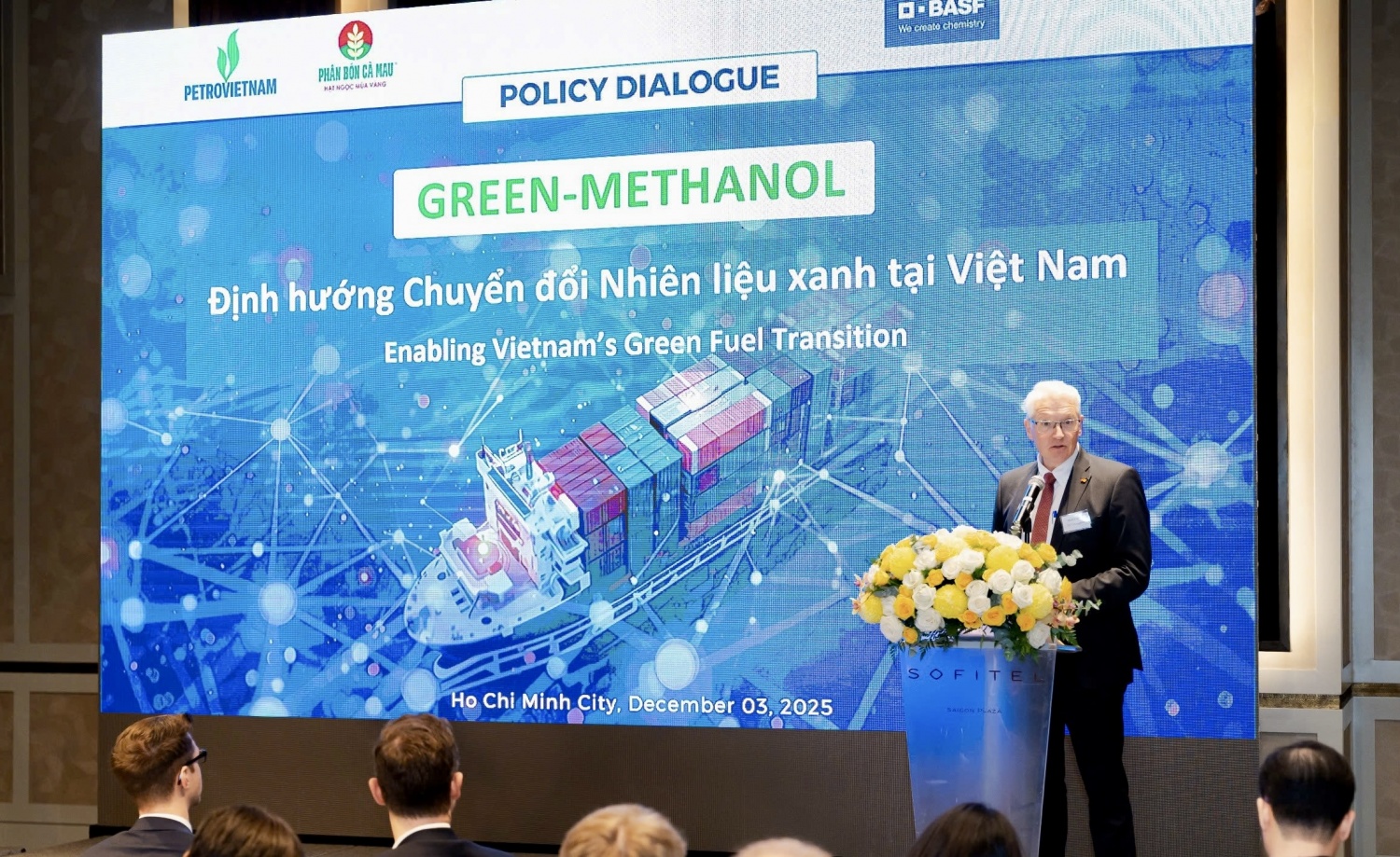 Đại biểu trình bày chuyên đề tại “Hội thảo chính sách Green-Methanol, Định hướng chuyển đổi nhiên liệu xanh tại Việt Nam”