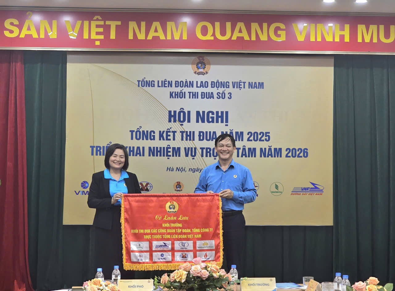 Bà Phạm Thị Thanh Tâm, Chủ tịch Công đoàn Tập đoàn Dệt may Việt Nam nhận cờ dẫn đầu (ảnh: ĐK).