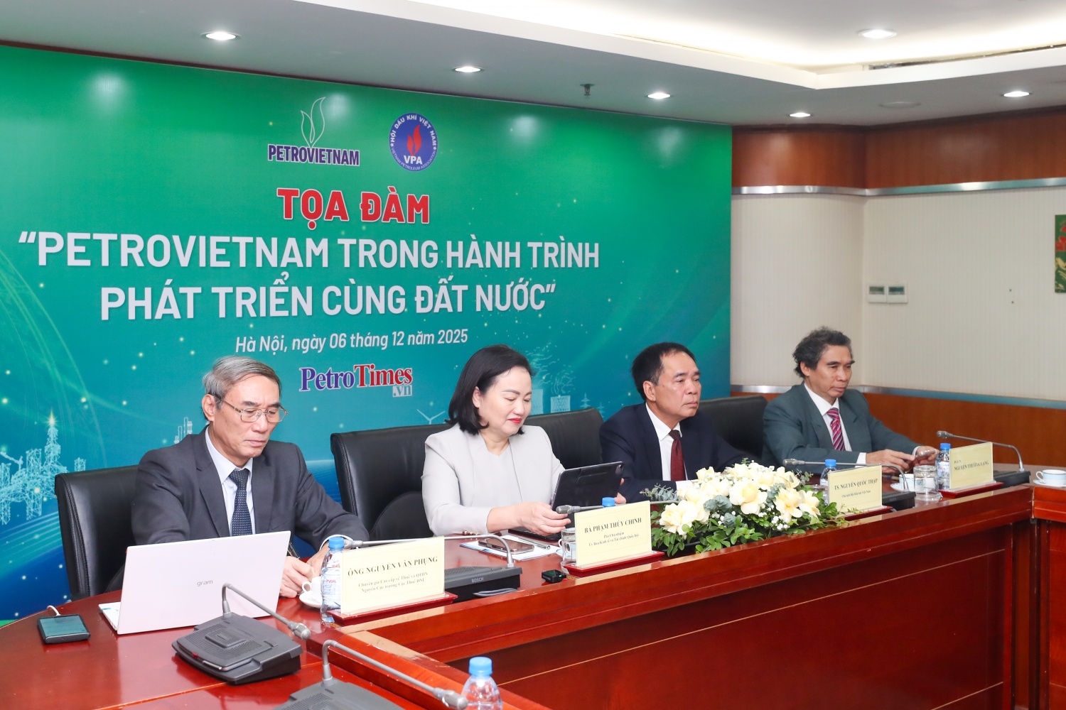 Các vị khách mời tham gia Tọa đàm “Petrovietnam trong hành trình phát triển cùng đất nước”.