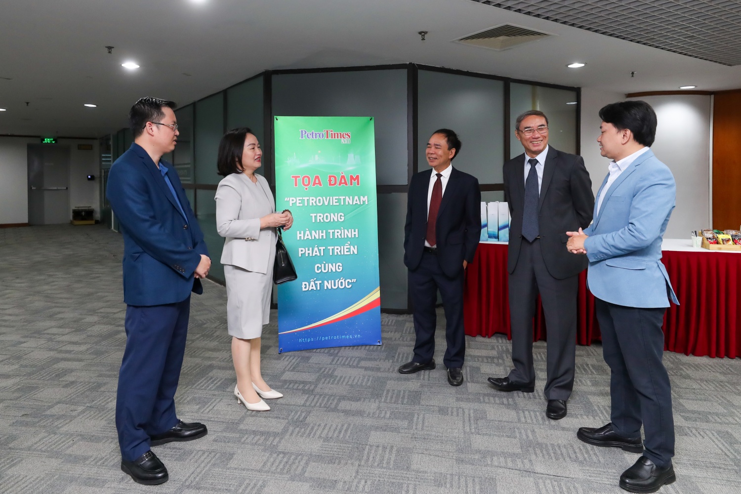 Các đại biểu trao đổi bên lề Tọa đàm