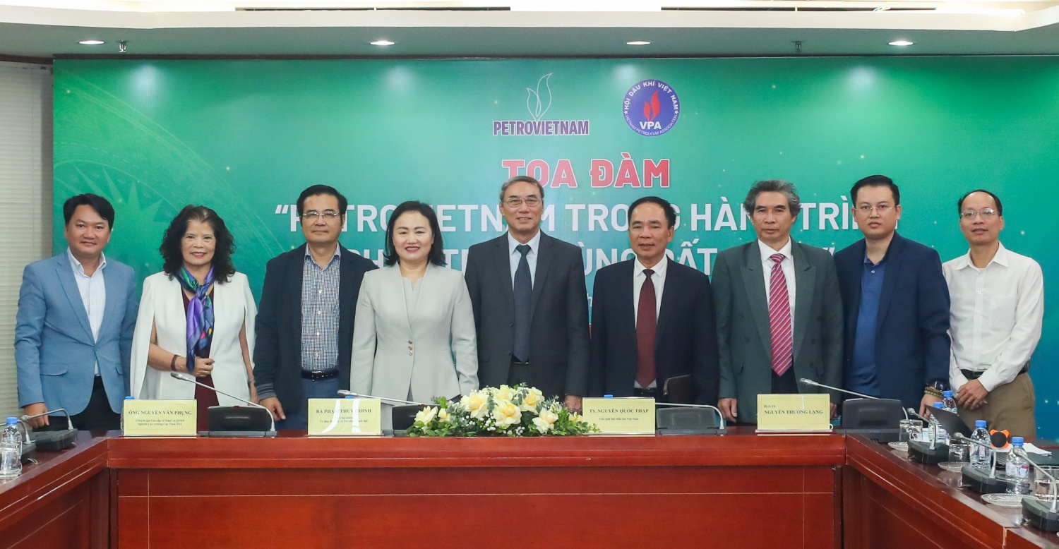 Các đại biểu trao đổi bên lề Tọa đàm