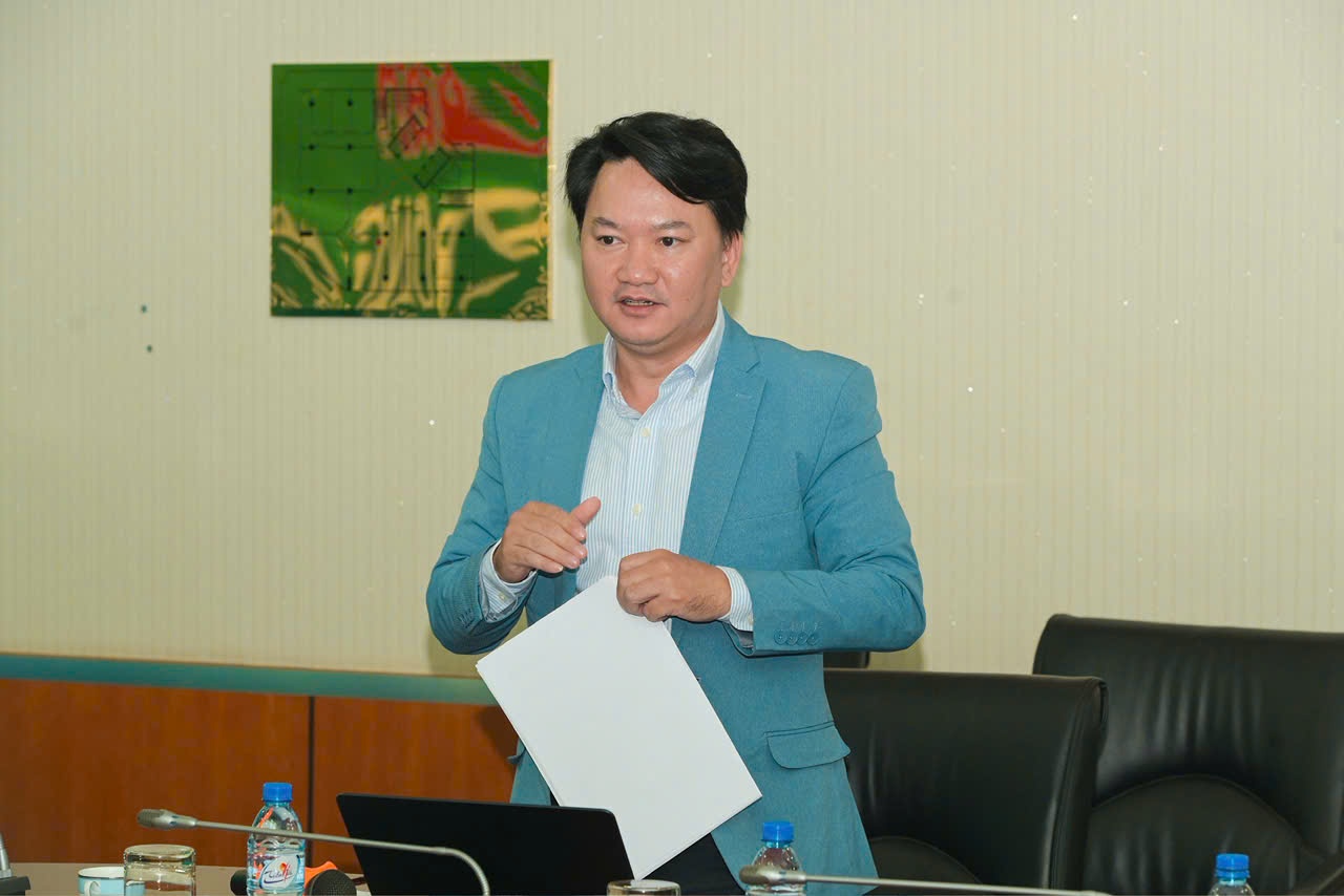 Nhà báo Phạm Thuận Thiên - Tổng Biên tập Tạp chí Năng lượng Mới/PetroTimes dẫn dắt chương trình Tọa đàm cùng các chuyên gia.