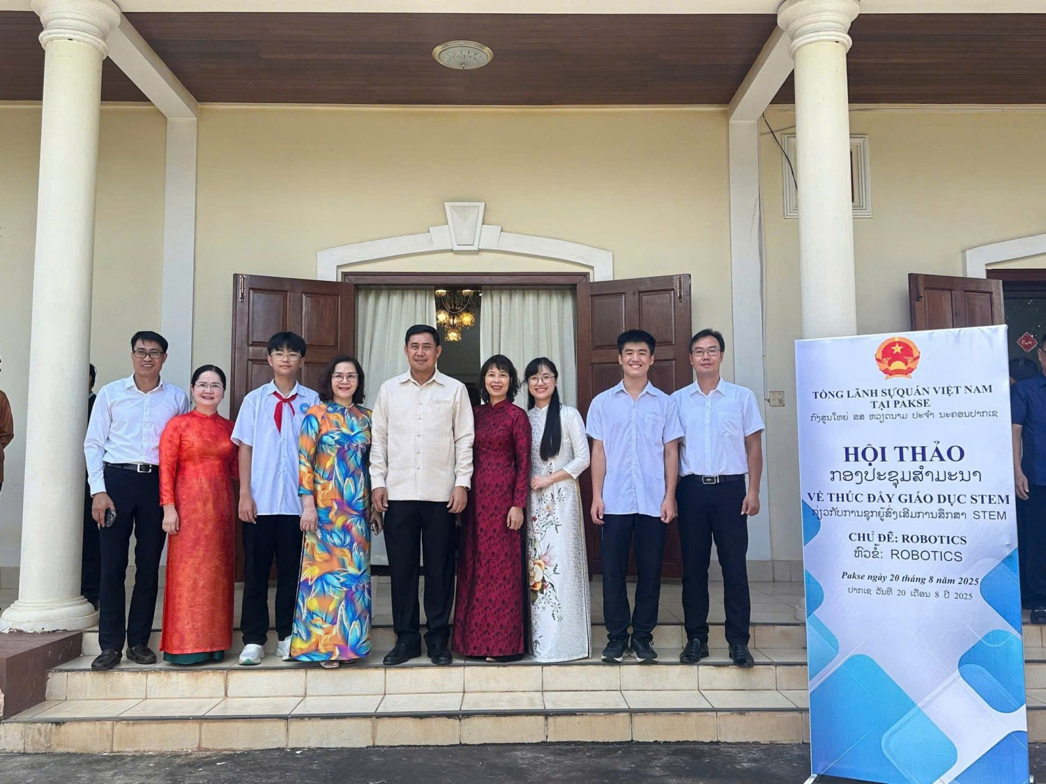 Giám đốc Sở Giáo dục và Đào tạo Nguyễn Ngọc Thư (thứ tư từ trái sang) cùng đoàn công tác được Lãnh sự quán Lào mời sang tập huấn STEM cho 4 tỉnh ở Nam Lào vào tháng 8/2025.
