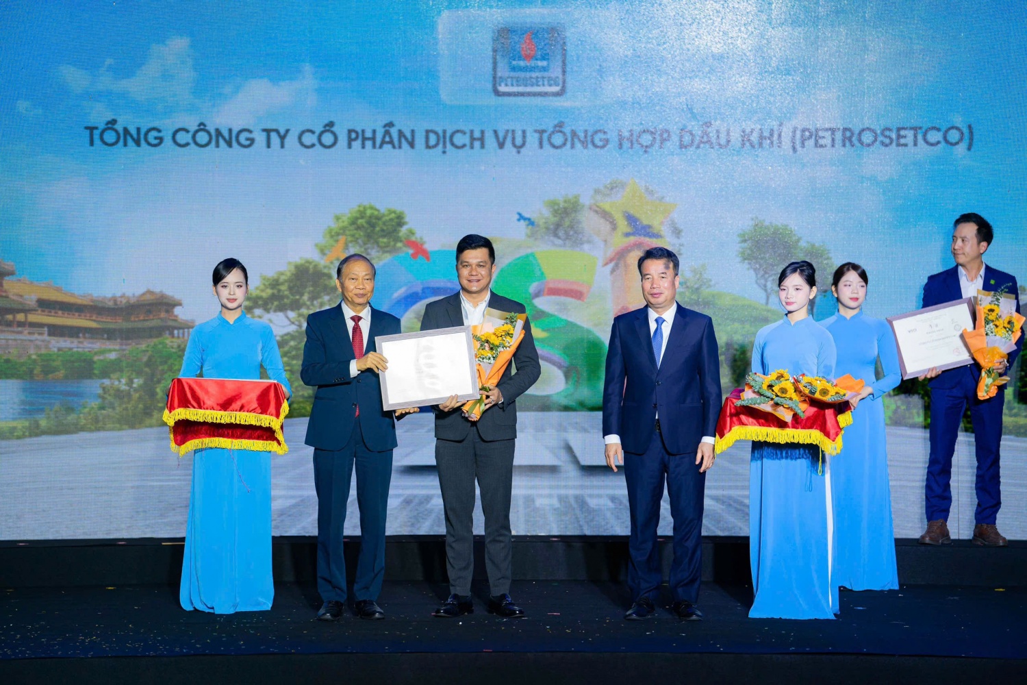 Ông Hồ Hoàng Nguyên Vũ - Phó Tổng Giám đốc PETROSETCO nhận vinh danh từ chương trình.