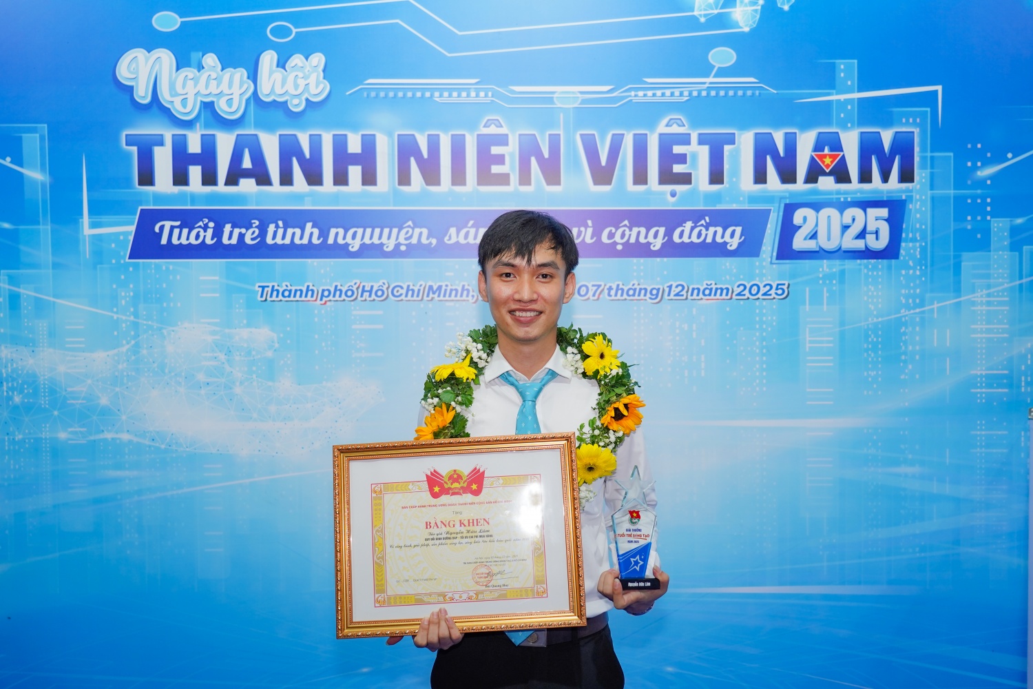 Anh Nguyễn Hữu Lâm, PVFCCo - Phú Mỹ nhận khen thưởng 