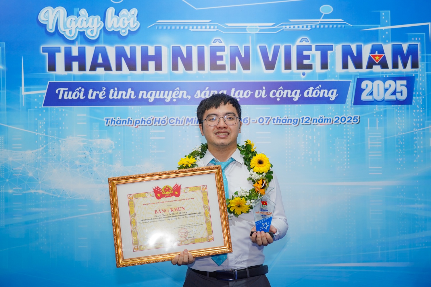 Anh Nguyễn Mạnh Hoàng – Tổng Công ty Phân bón và Hoá chất Dầu Khí (PVFCCo - Phú Mỹ) nhận khen thưởng 