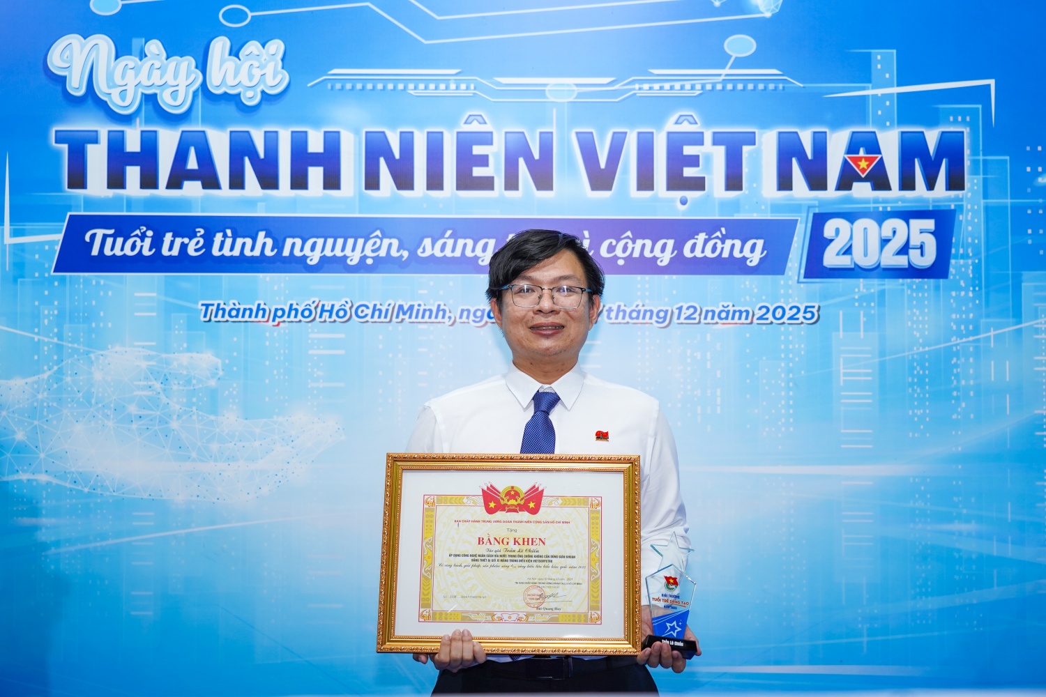Anh Trần Lê Chiến – Xí nghiệp Khai thác Dầu khí, Liên doanh Vietsovpetro – nhận khen thưởng 