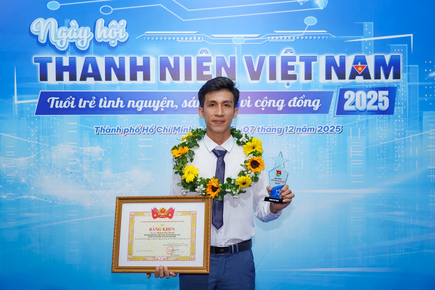 Anh Huỳnh Chí Thanh – Công ty Dịch vụ Cơ khí Hàng hải PTSC M&C – nhận khen thưởng 
