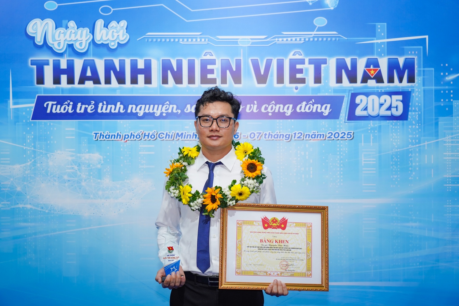 Anh Nguyễn Văn Hiếu - Công ty CP Dịch vụ Khai thác Dầu khí PTSC (PTSC PS) – nhận khen thưởng 