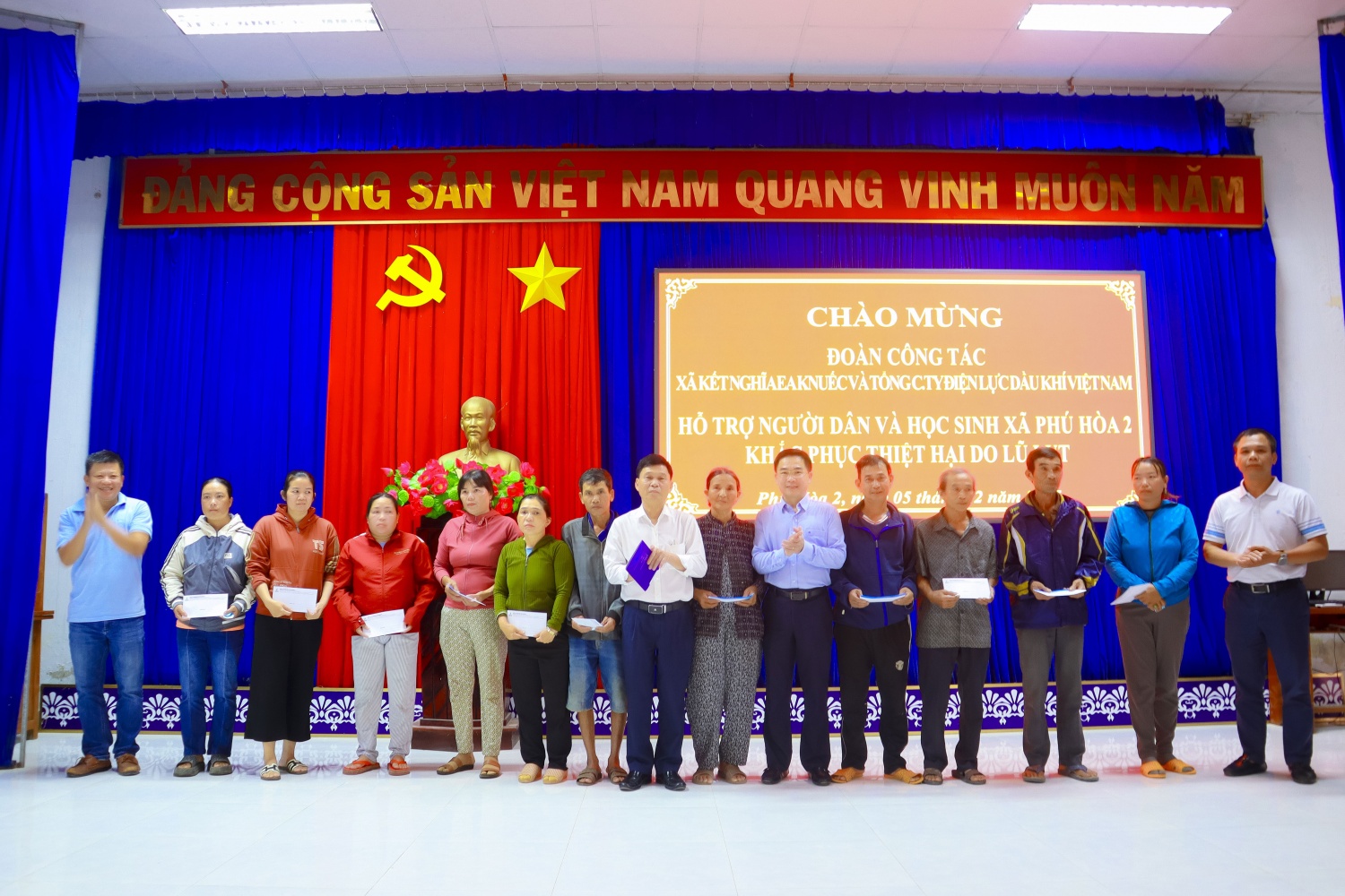 Đại diện PV Power, Công đoàn PV Power và PV Power DHC trao các phần quà hỗ trợ cho người dân đặc biệt khó khăn.