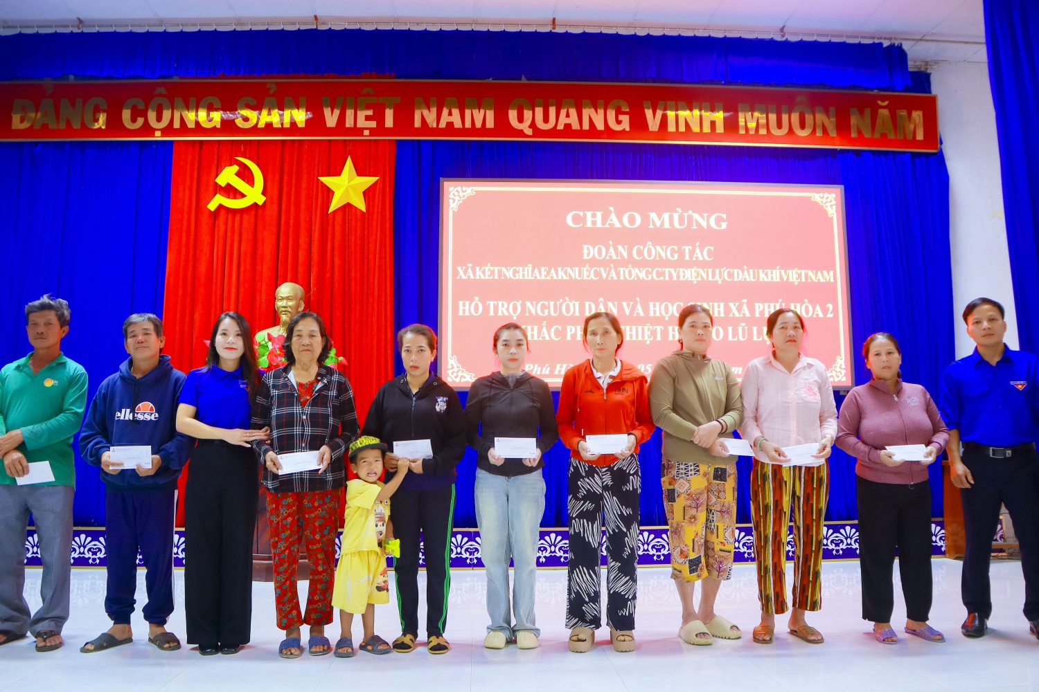 Người dân tại xã Phú Hòa 2 nhận các phần quà hỗ trợ từ Đoàn Thanh niên PV Power và PV Power DHC.