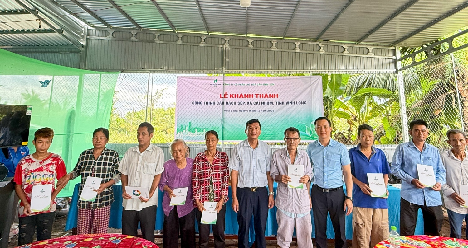 Đại diện BSR, ông Phạm Minh Nghĩa - Phó Tổng Giám đốc BSR (thứ 4 từ phải sang) trao tặng phần quà cho các hộ gia đình có hoàn cảnh khó khăn tại địa phương.