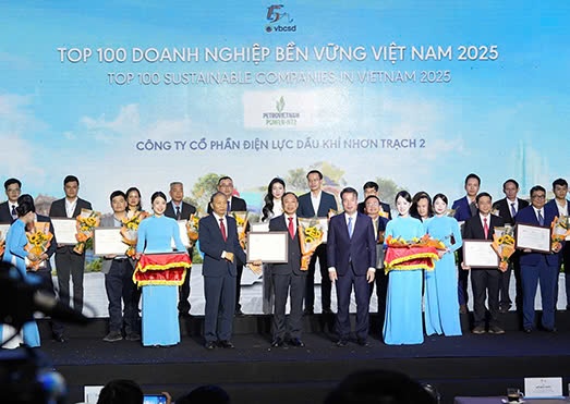 Ông Ngô Đức Nhân – Giám đốc NT2 đại diện doanh nghiệp nhận giải