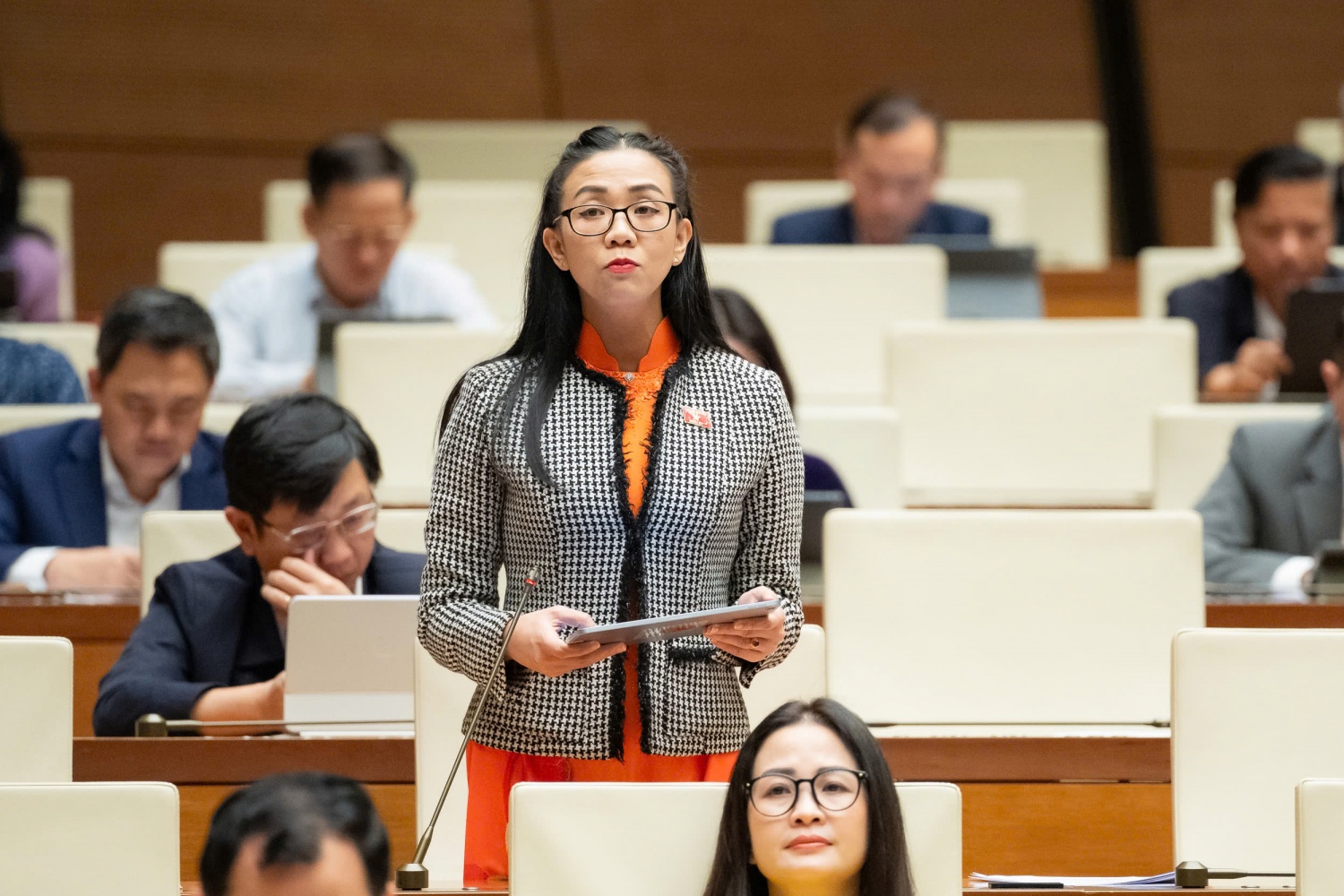 Đại biểu Trịnh Thị Tú Anh (Lâm Đồng): Cần xây dựng khung pháp lý riêng cho SMR, bao gồm thẩm định công nghệ, cấp phép vận hành, quản lý chất thải phóng xạ,...