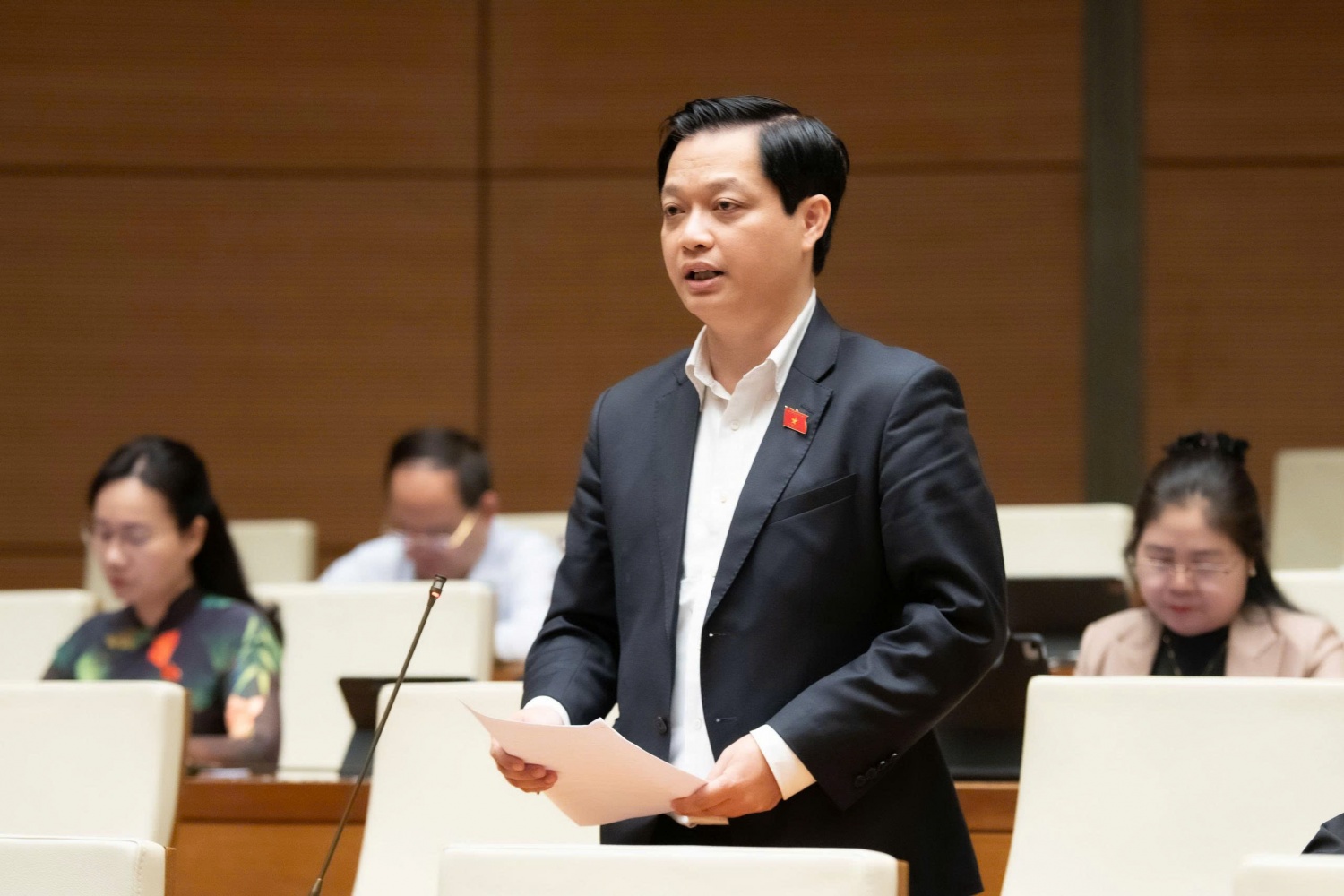 Đại biểu Nguyễn Hải Nam (Đoàn đại biểu Quốc hội Thừa Thiên Huế): Điện gió ngoài khơi, nhờ lợi thế công suất lớn và sản lượng ổn định, là nguồn điện hết sức cấp bách phải phát triển. 
