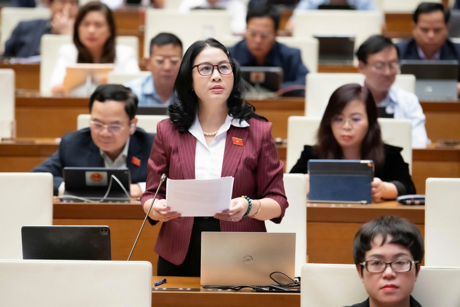 Đại biểu Nguyễn Thị Lan (Hà Nội): Việt Nam cần một lộ trình thận trọng: bắt đầu từ mô-đun nhỏ, tăng dần quy mô khi đã tích lũy kinh nghiệm, hoàn thiện pháp lý và quản trị an toàn.