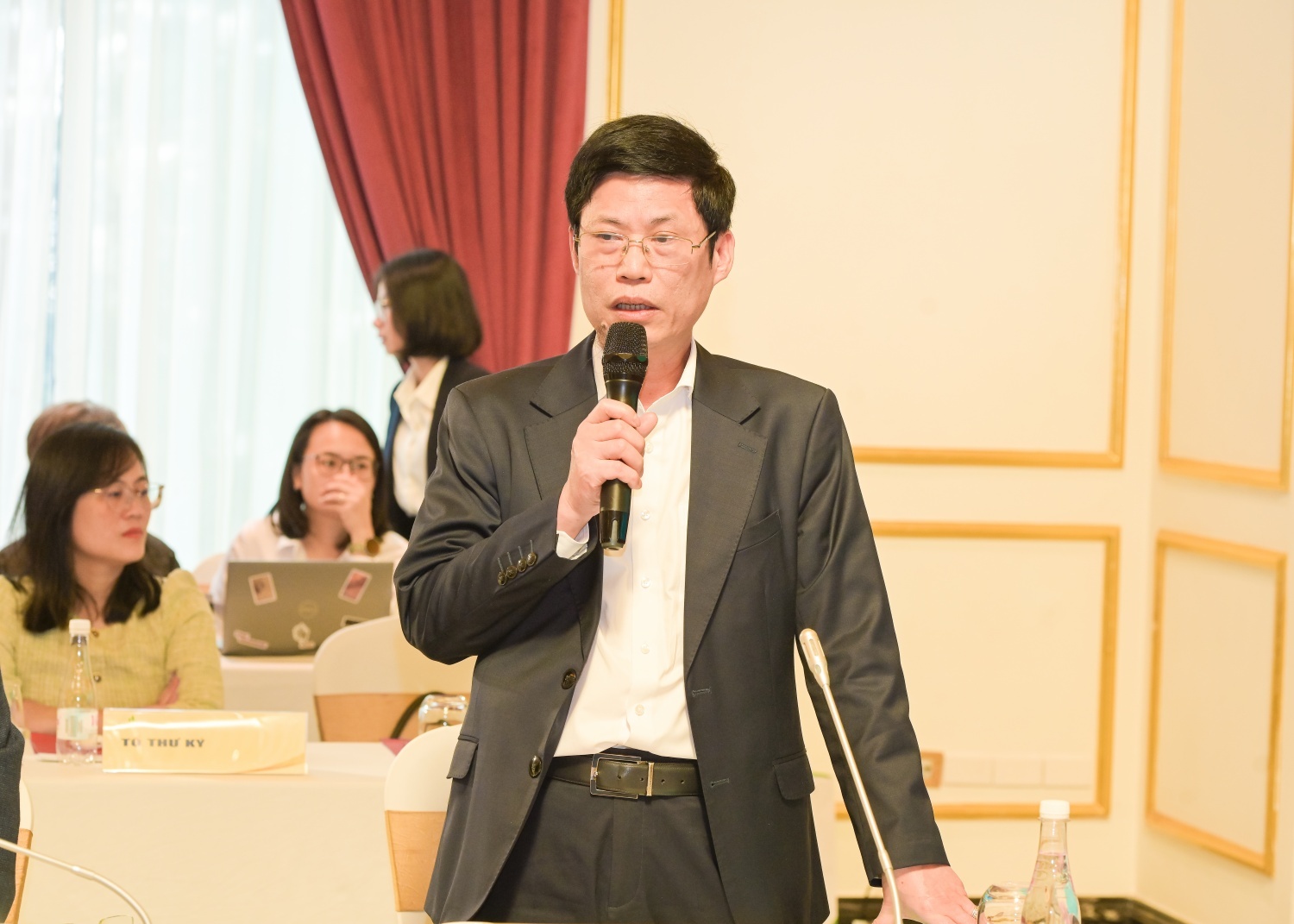 Đồng chí Nguyễn Thành Hưởng - Trưởng Ban Quản trị rủi ro và Giám sát tuân thủ Tập đoàn trao đổi tại Hội thảo.