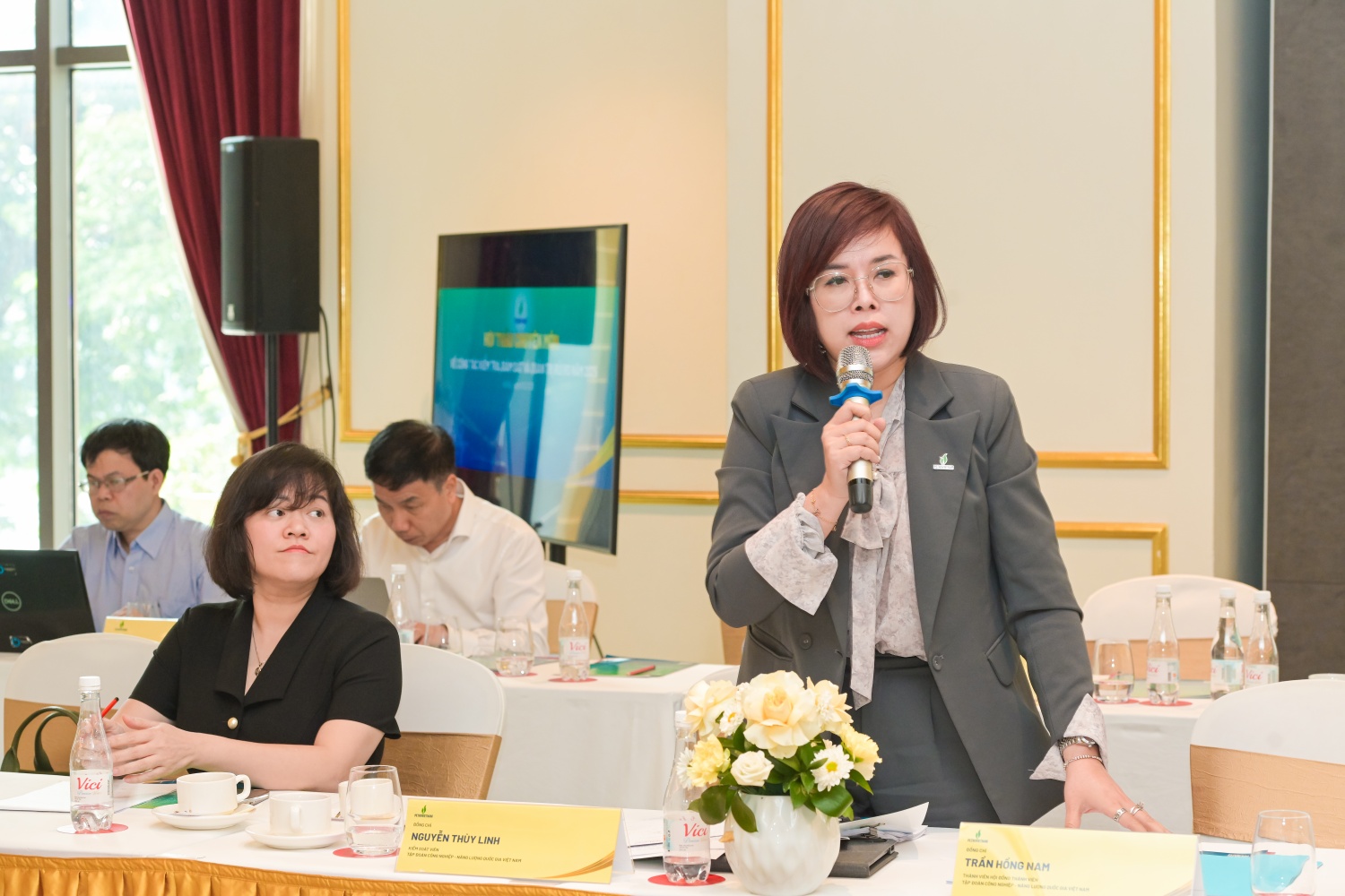 Đồng chí Nguyễn Thùy Linh - Kiểm soát viên Tập đoàn chia sẻ tại Hội thảo.