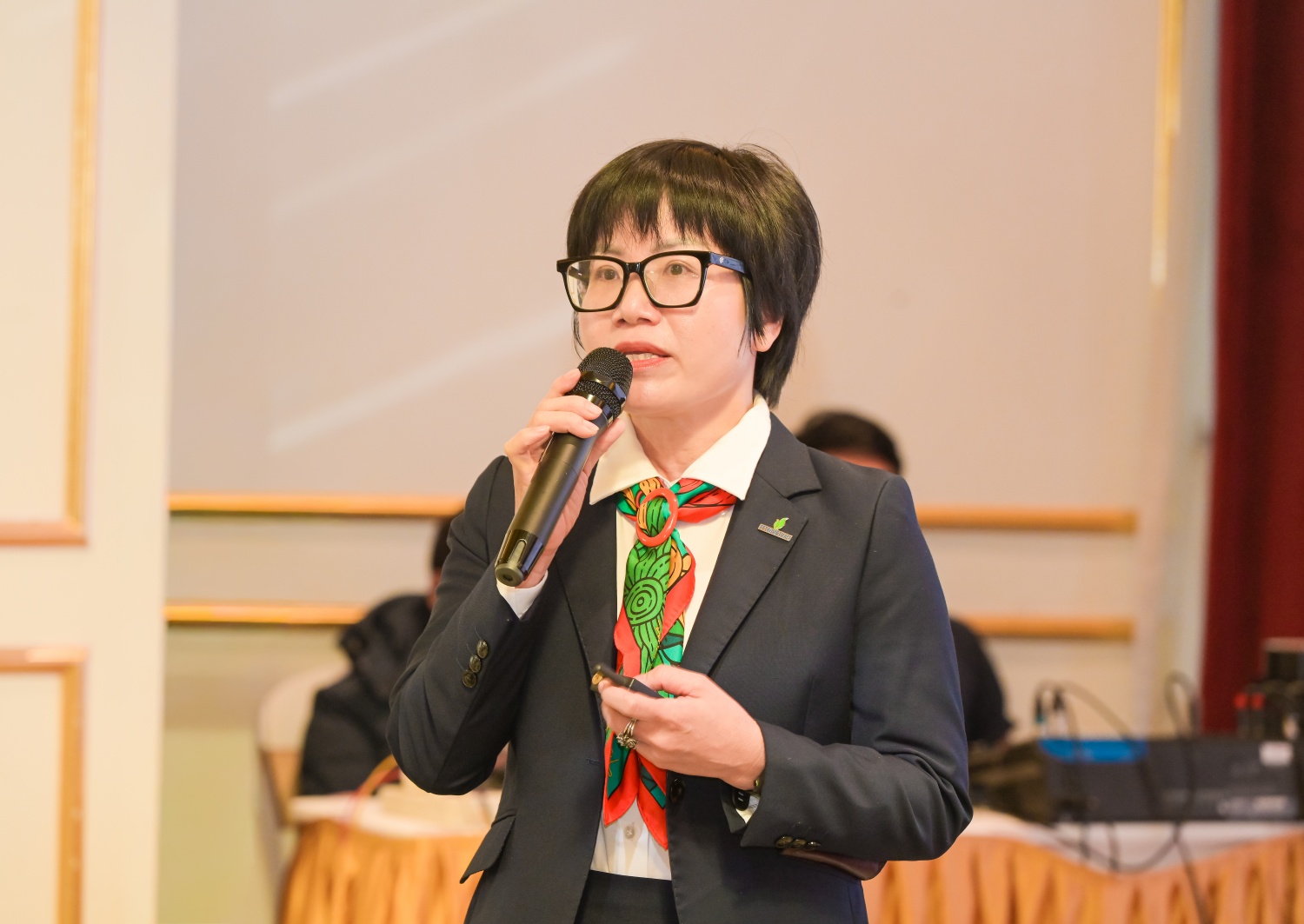 Đồng chí Nguyễn Thị Hoa - Ủy viên Ban Chấp hành Đảng bộ, Phó Chủ nhiệm thường trực Ủy ban Kiểm tra Đảng ủy Tập đoàn trình bày tham luận với chủ đề “Những điểm mới trong công tác kiểm tra, giám sát của Đảng hiện nay; công tác phối hợp kiểm tra, giám sát trong Đảng bộ Tập đoàn Công nghiệp - Năng lượng Quốc gia Việt Nam”.
