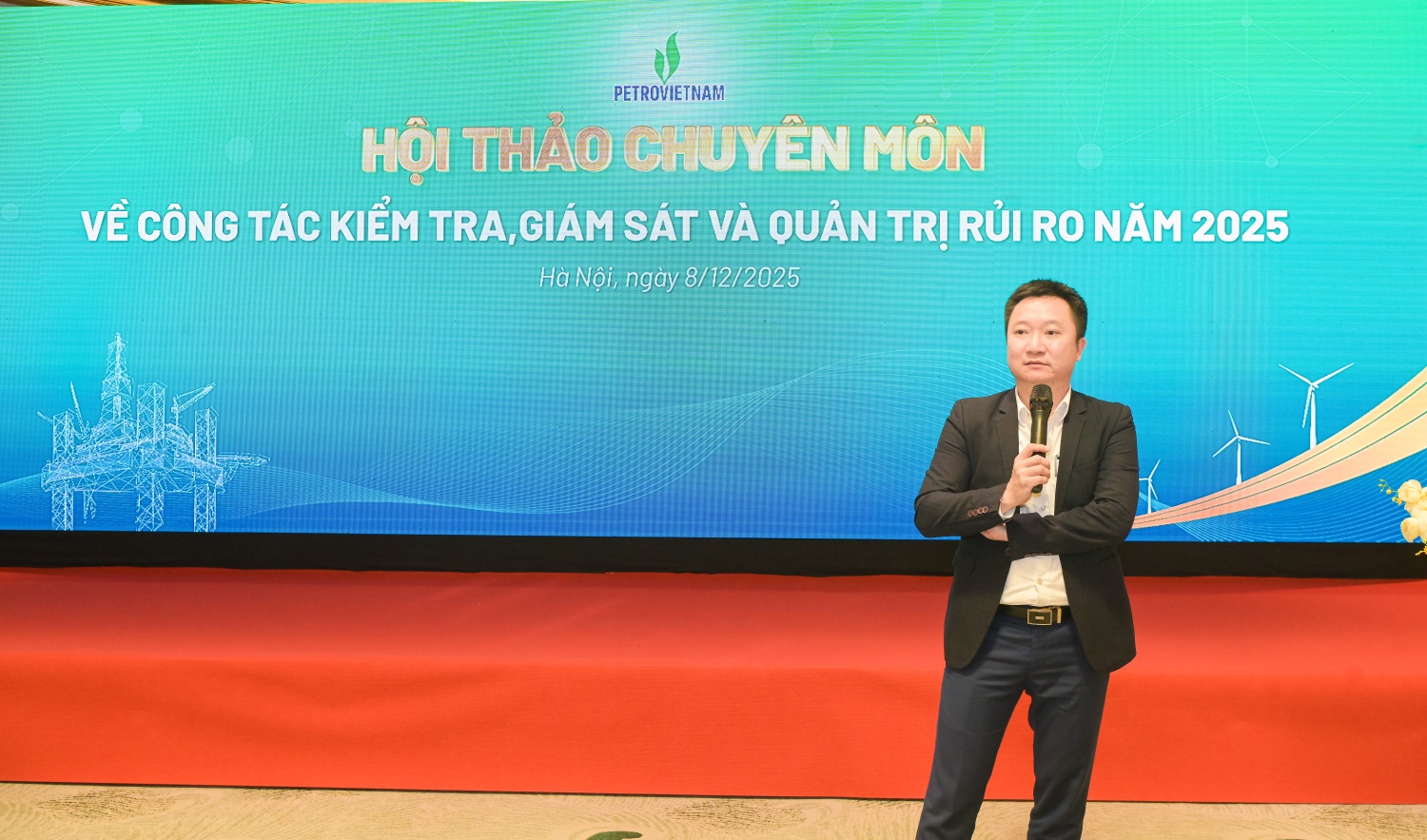TS Đỗ Quốc Việt - Kiểm toán viên chính, Phó Trưởng Phòng Kiểm toán Nhà nước khu vực I chia sẻ chuyên sâu về kinh nghiệm lập kế hoạch kiểm tra, giám sát theo định hướng rủi ro; hình thành và theo dõi việc thực hiện các kết luận, kiến nghị kiểm tra, giám sát, gắn với trách nhiệm của người đại diện tại Petrovietnam.