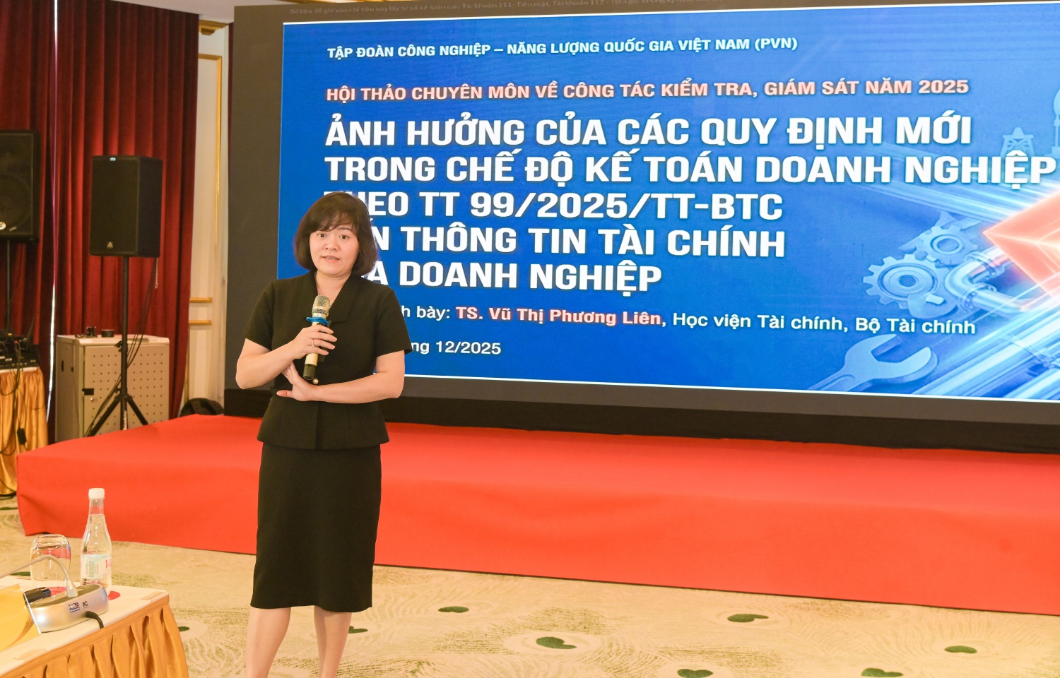 TS Vũ Thị Phương Liên- Học viện Tài chính (Bộ Tài chính) chia sẻ và phân tích những ảnh hưởng của các thay đổi trong Thông tư số 99 đối với công tác tài chính - kế toán tại doanh nghiệp, trong đó làm rõ các điểm điều chỉnh quan trọng liên quan đến chế độ báo cáo tài chính, yêu cầu minh bạch thông tin và trách nhiệm giải trình của doanh nghiệp nhà nước. 