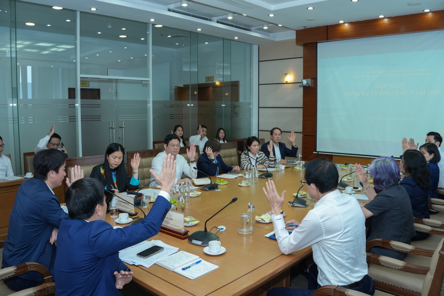 Tập thể Chi bộ Công đoàn Petrovietnam biểu quyết các nội dung tại Hội nghị.