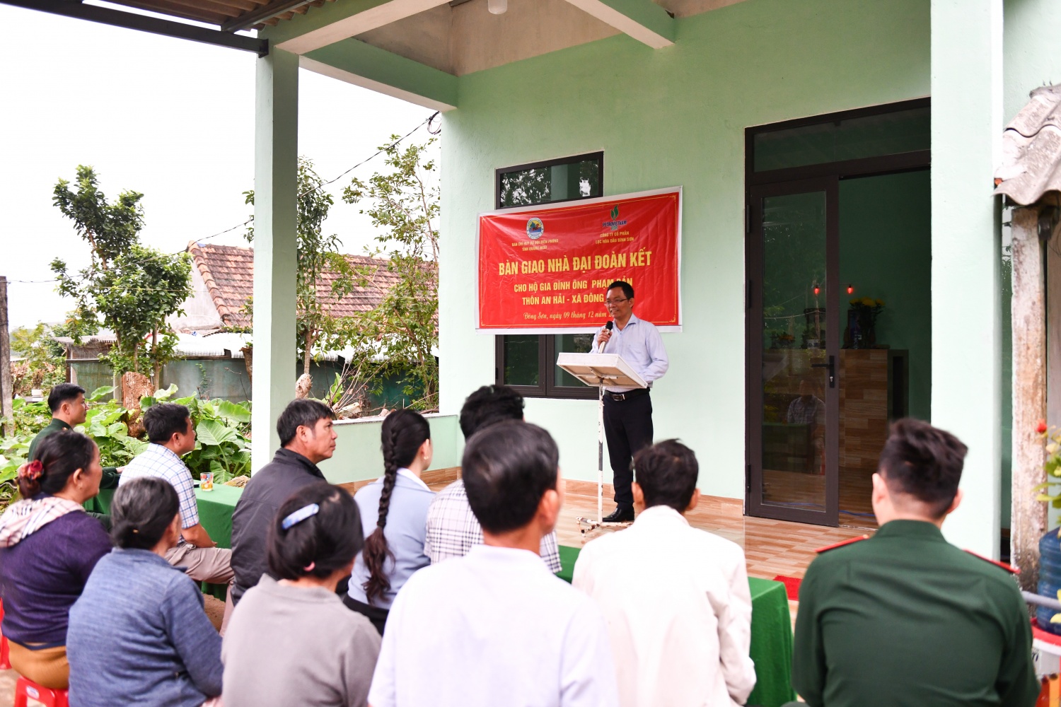 Đại diện BSR, ông Cao Tuấn Sĩ - Giám đốc Nhà máy Lọc dầu Dung Quất bày tỏ hy vọng căn nhà mới sẽ giúp ông Phạm Bản vượt qua khó khăn, ổn định cuộc sống.