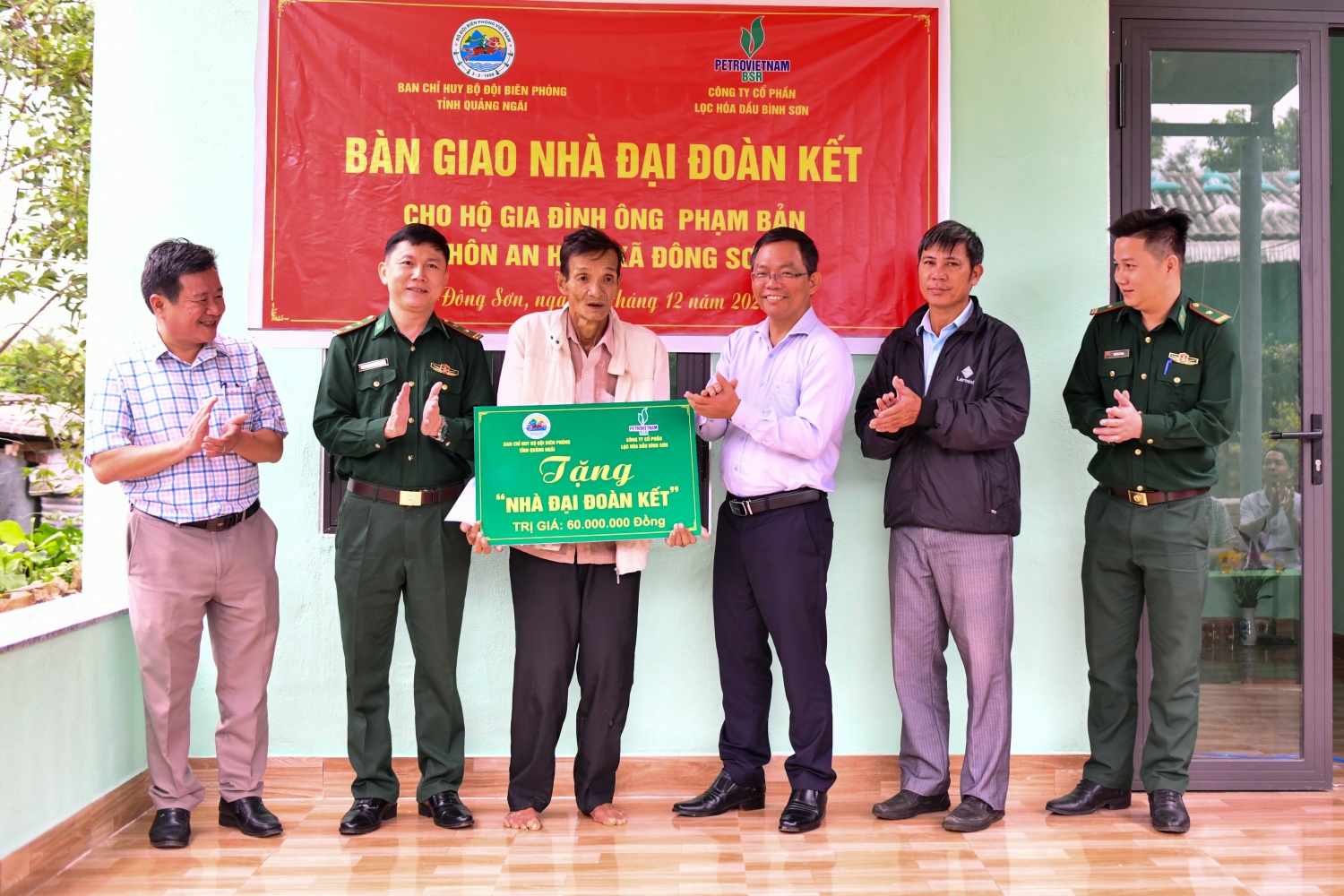 BSR phối hợp với Ban Chỉ huy Bộ đội Biên phòng tỉnh Quảng Ngãi thực hiện nghi thức bàn giao nhà Đại đoàn kết cho ông Phạm Bản.