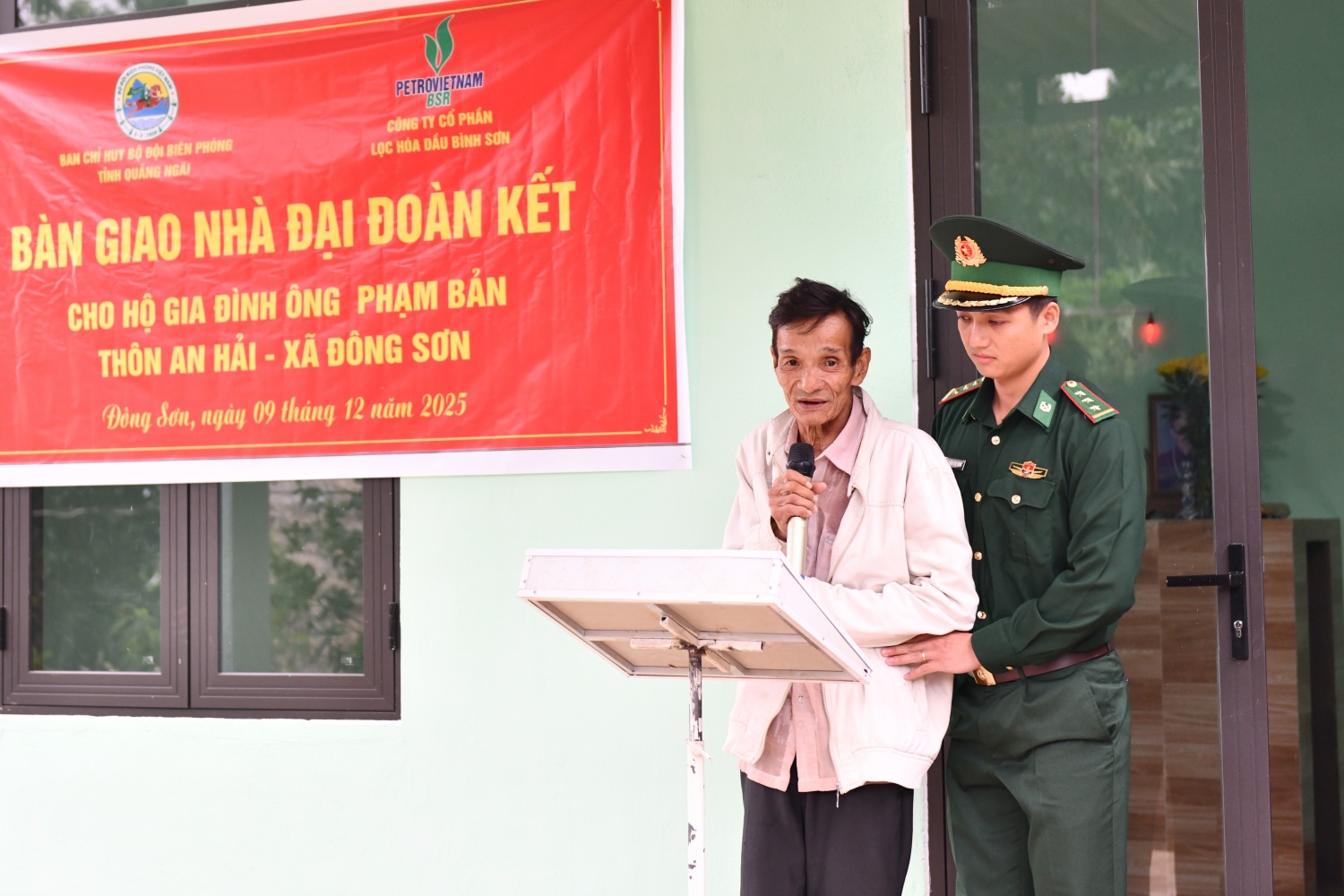 Ông Phạm Bản bày tỏ sự xúc động khi được nhận căn nhà Đại đoàn kết.
