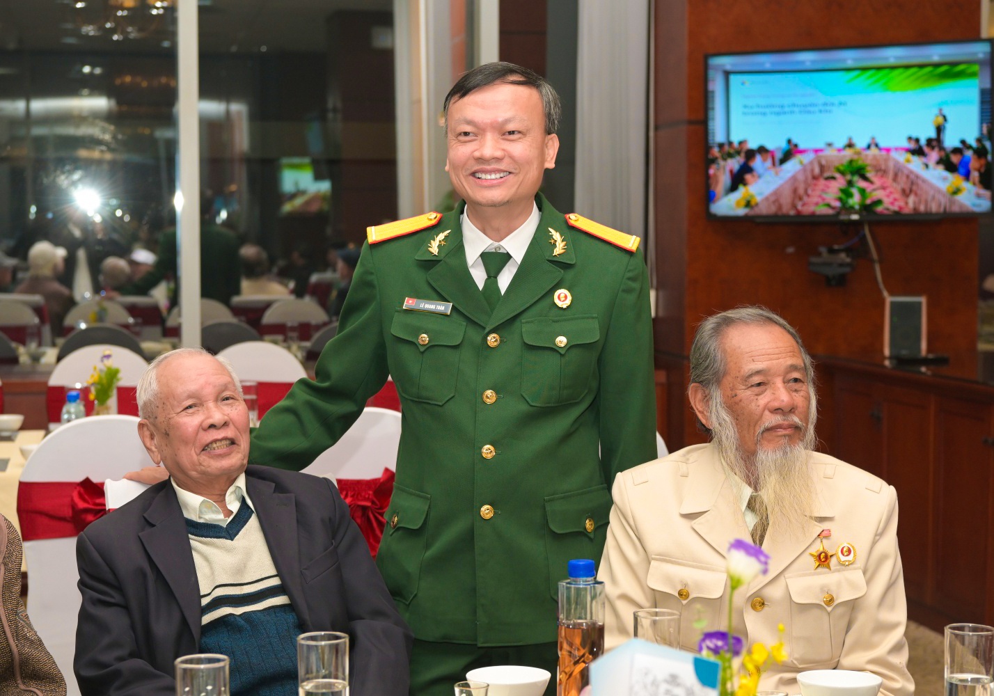 Đồng chí Lê Quang Toán - Phó Chủ tịch thường trực Hội CCB Petrovietnam thăm hỏi, tri ân đối với các thế hệ CCB Tập đoàn