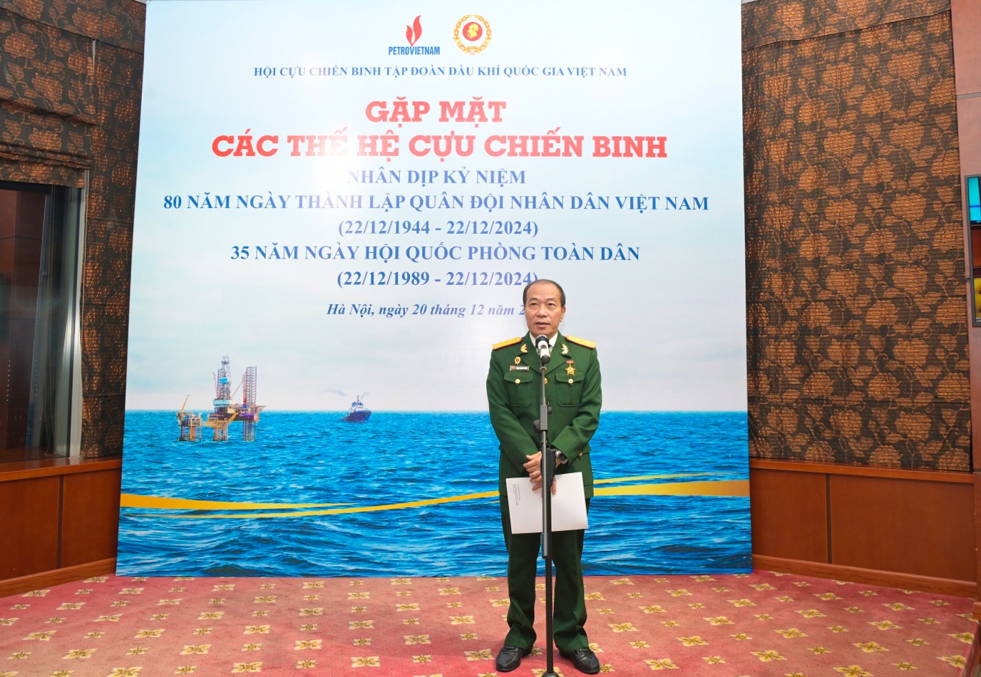 Đồng chí Phạm Quang Dũng - Ủy viên BTV Đảng ủy, Chủ tịch Hội CCB Petrovietnam phát biểu tại chương trình gặp mặt giao lưu với các thế hệ CCB Tập đoàn khu vực phía Bắc