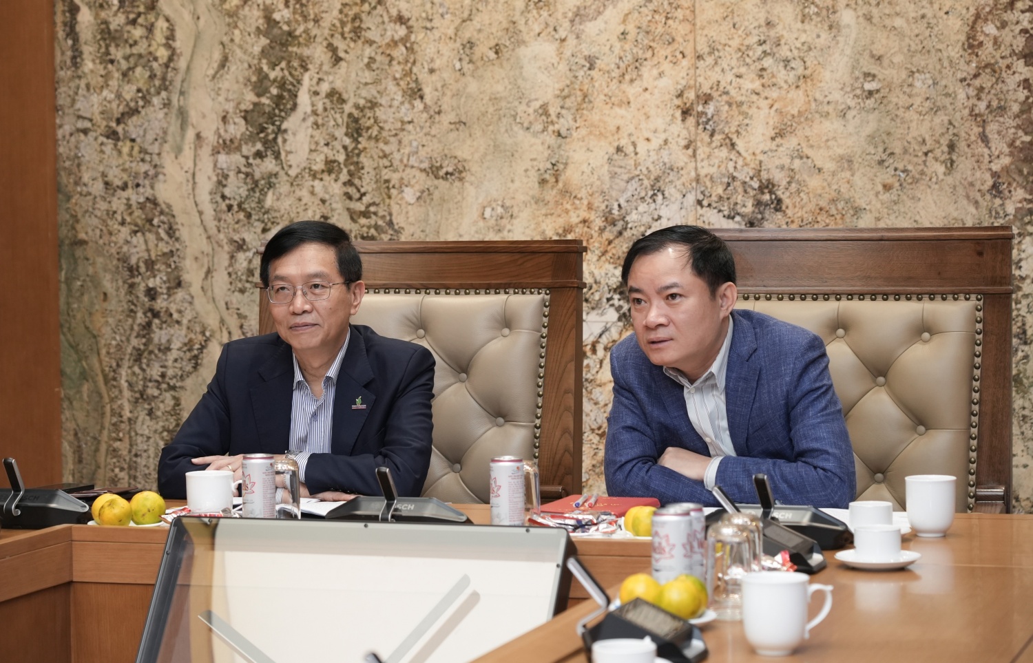 Đồng chí Lê Ngọc Sơn, Phó Bí thư Đảng ủy, Tổng Giám đốc Tập đoàn và đồng chí Trần Quang Dũng, Phó Bí thư thường trực Đảng ủy Tập đoàn tham dự tại điểm cầu trụ sở Tập đoàn