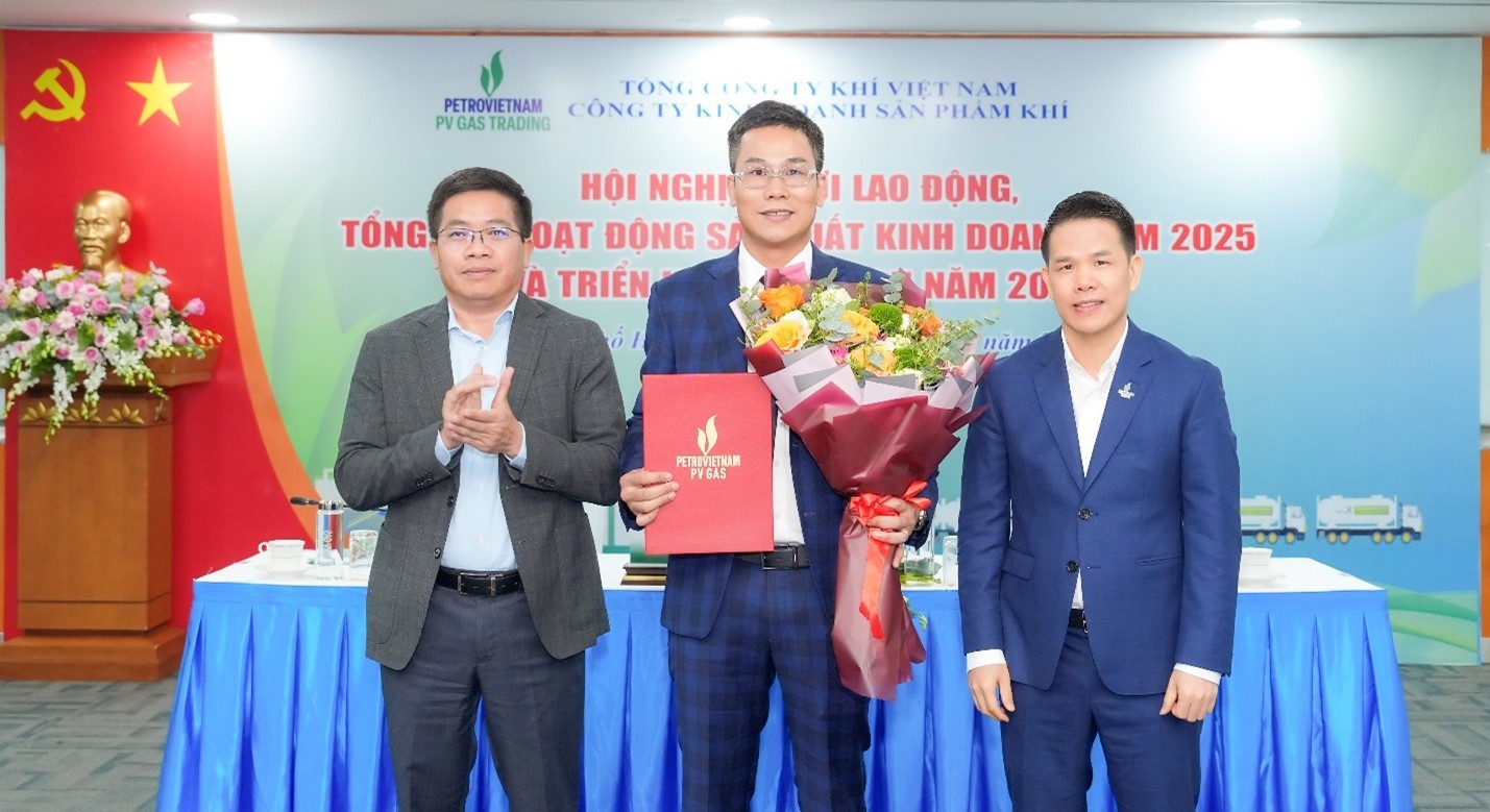 Lãnh đạo PV GAS trao quyết định cho ông Bùi Văn Trang - tân Phó Giám đốc PV GAS TRADING