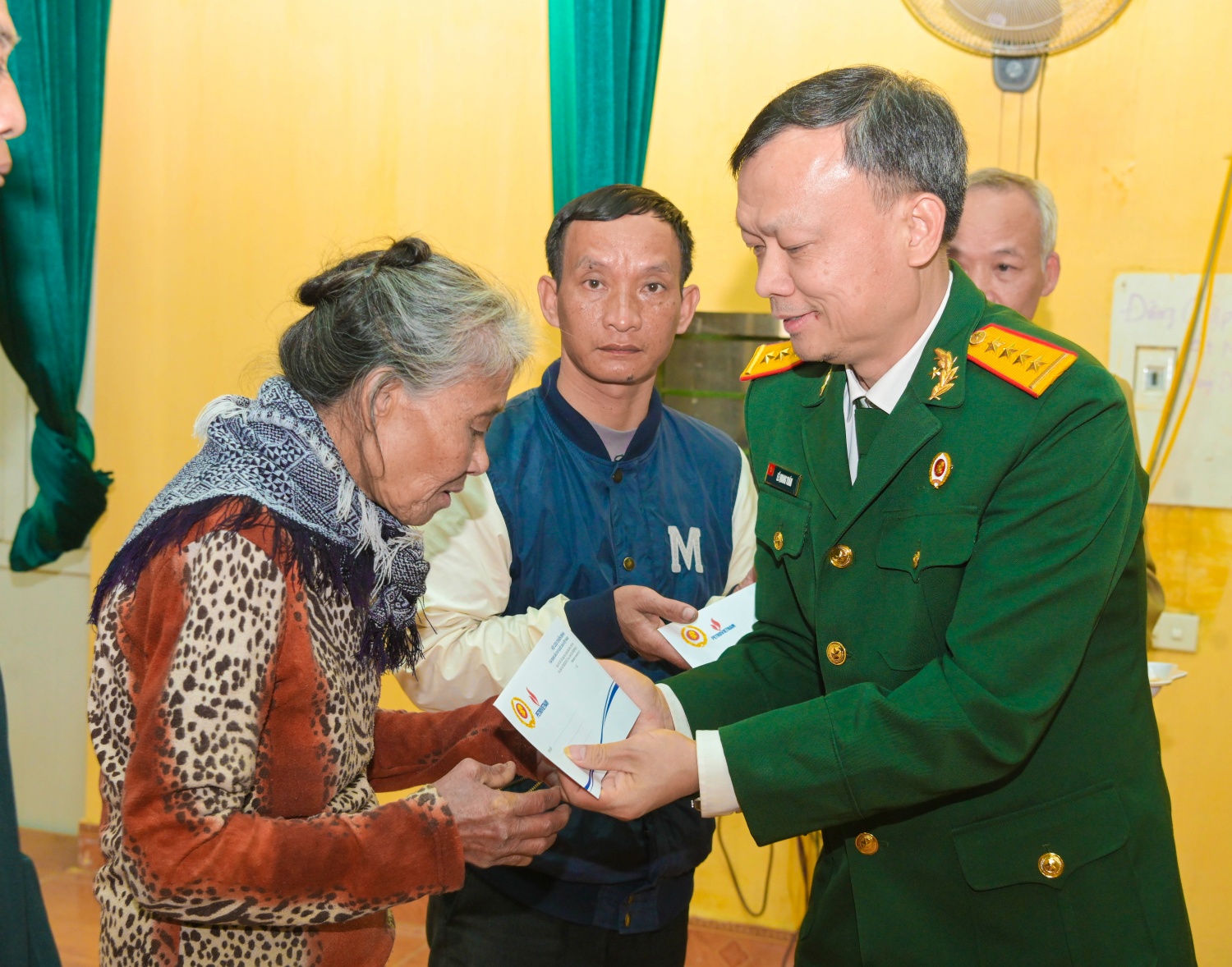 Hội CCB Petrovietnam thăm, tặng quà các gia đình chính sách tỉnh Ninh Bình