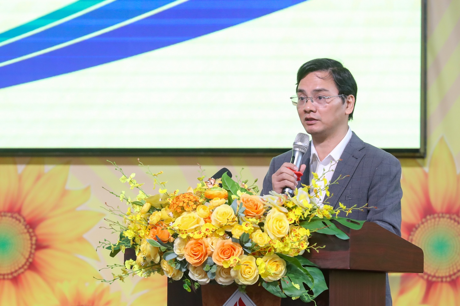 Ông Vũ Đình Hưng - Giám đốc Sở GD&ĐT tỉnh Tuyên Quang cam kết sẽ vận dụng tốt nhất các phòng thực hành giáo dục STEM. Mục tiêu là biến phòng thực hành giáo dục STEM trở thành trung tâm nghiên cứu khoa học và sáng tạo kỹ thuật của học sinh