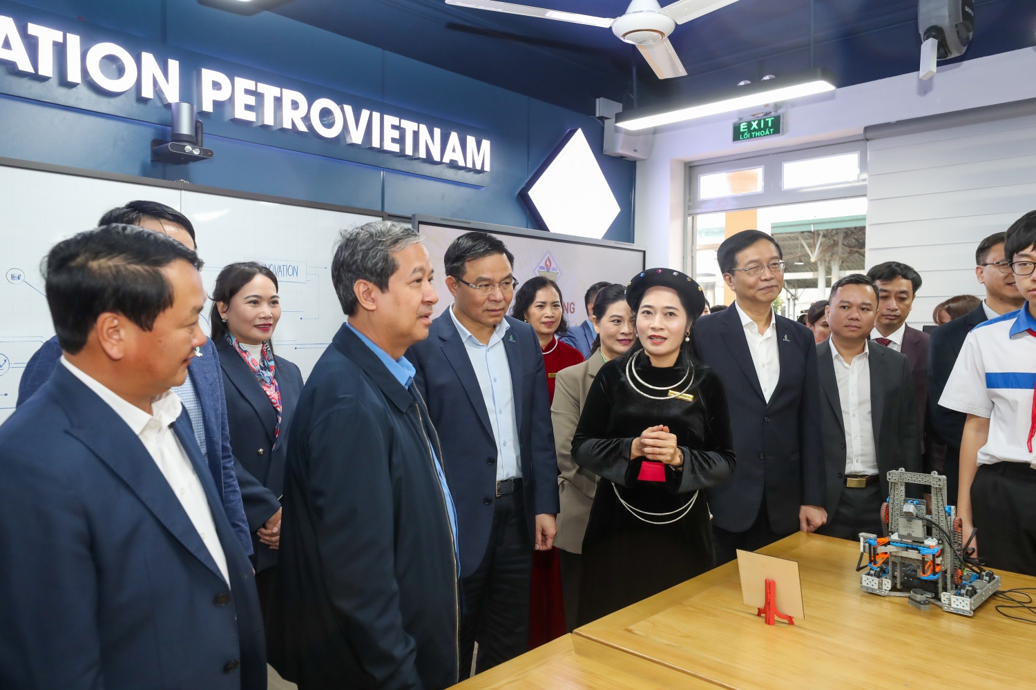 Bà Lý Thị Hương Mai - Hiệu trưởng Trường THCS Lê Quý Đôn: Sự xuất hiện của phòng thực hành giáo dục STEM hiện đại đã tạo nên một không khí mới mẻ và đầy hứng khởi cho cả thầy và trò.