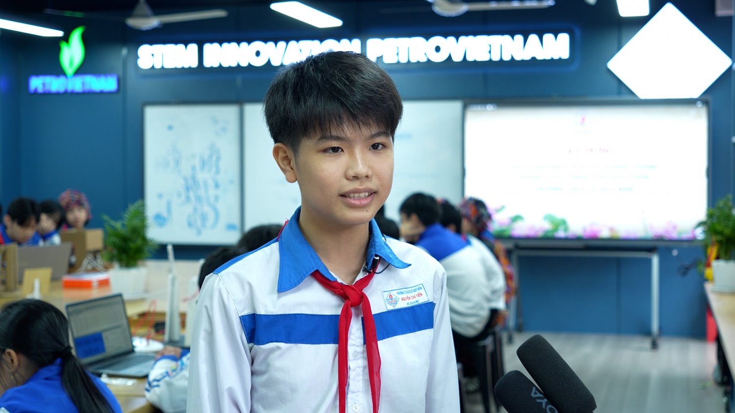 Em Nguyễn Chí Tiến - Lớp 9A, Trường THCS Lê Quý Đôn: Đây là lần đầu tiên em được trải nghiệm trong một không gian khoa học đúng nghĩa, nơi mọi kiến thức trong sách giáo khoa đều có thể được “chạm vào” thông qua các bộ dụng cụ thí nghiệm, mô hình lắp ráp và thiết bị lập trình robot.