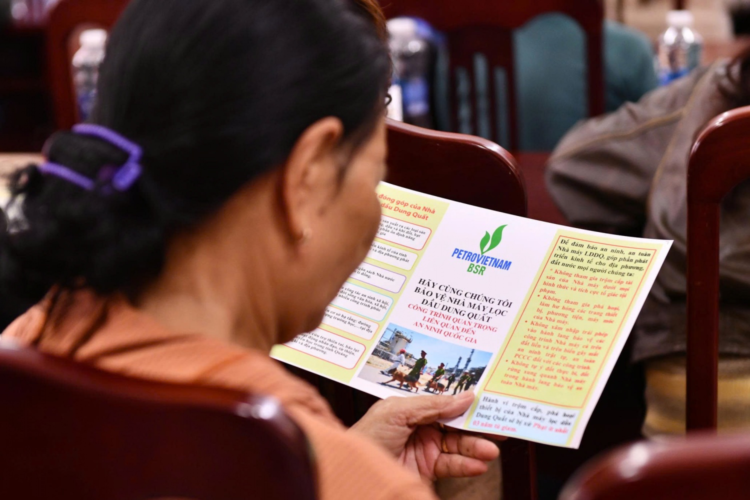 Người dân xã Vạn Tường tìm hiểu thông tin về các quy định bảo vệ an toàn NMLD Dung Quất.