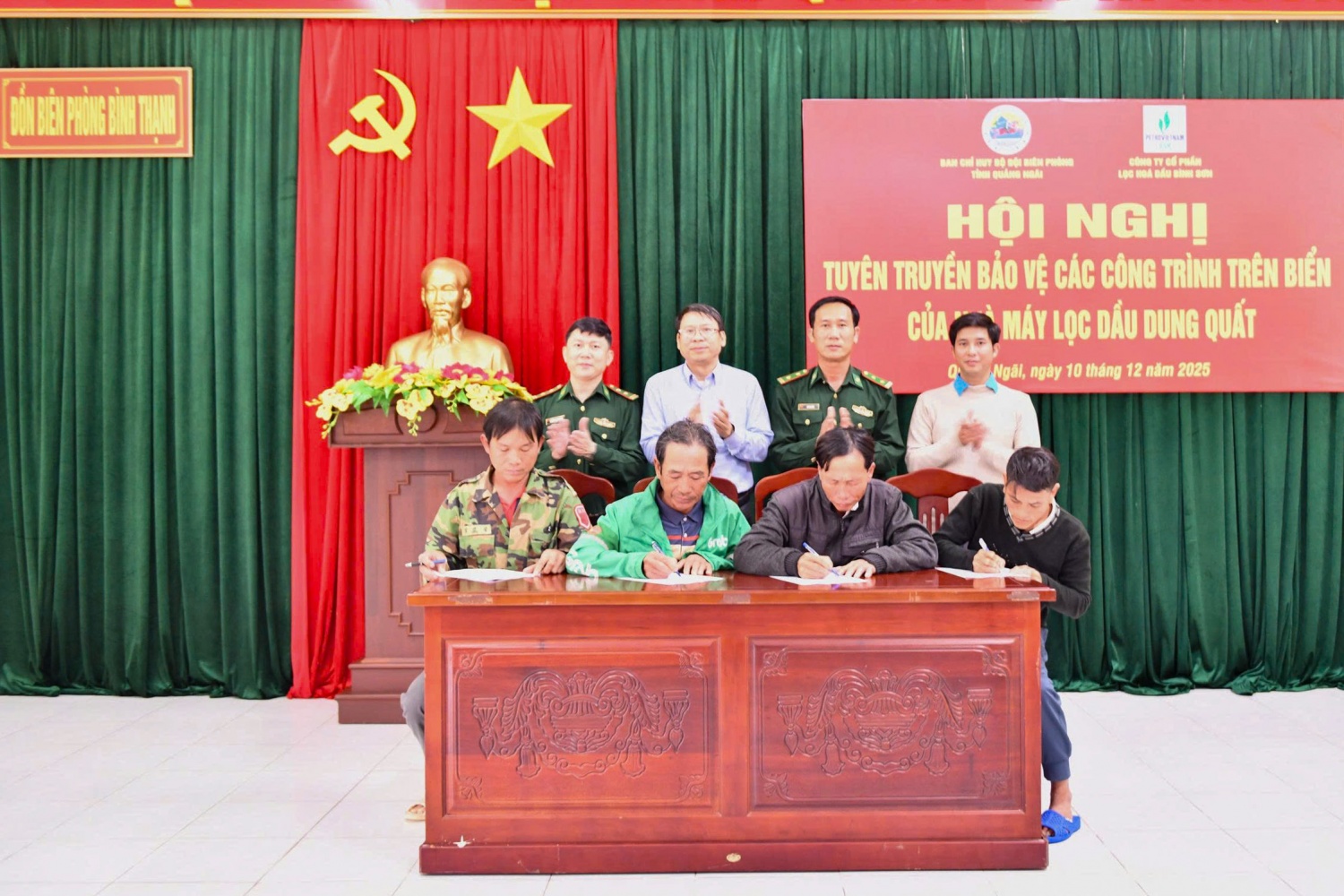 Đại diện các ngư dân xã Vạn Tường ký cam kết bảo vệ các công trình trên biển của NMLD Dung Quất.